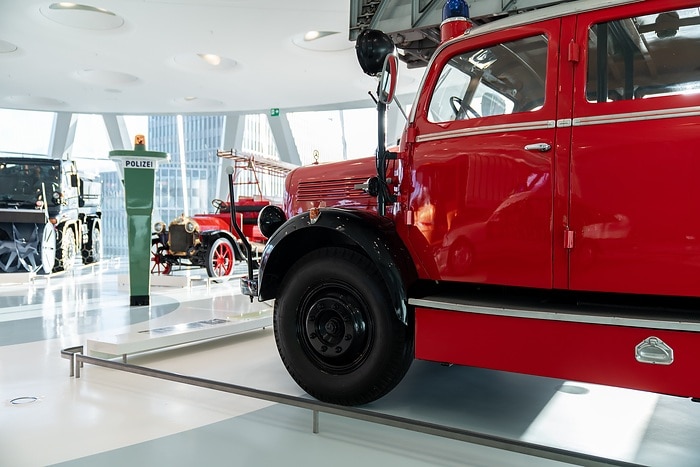 Welcher Daimler-Motor ist so stark wie 32 Feuerwehrleute?