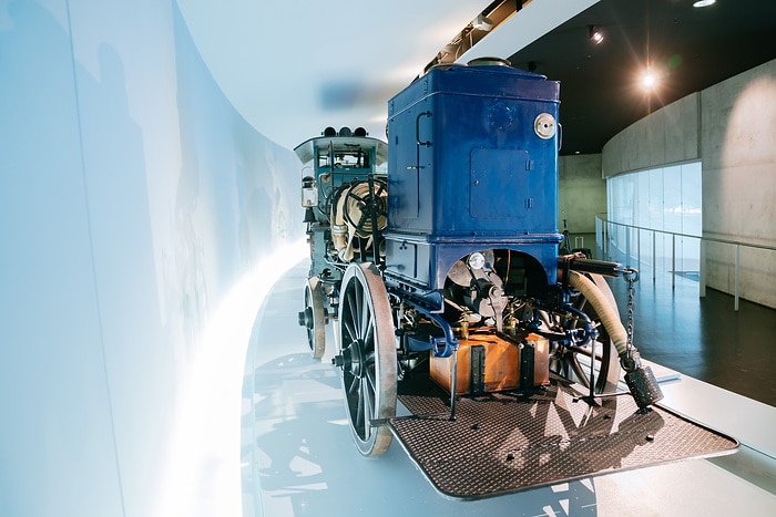 Welcher Daimler-Motor ist so stark wie 32 Feuerwehrleute?