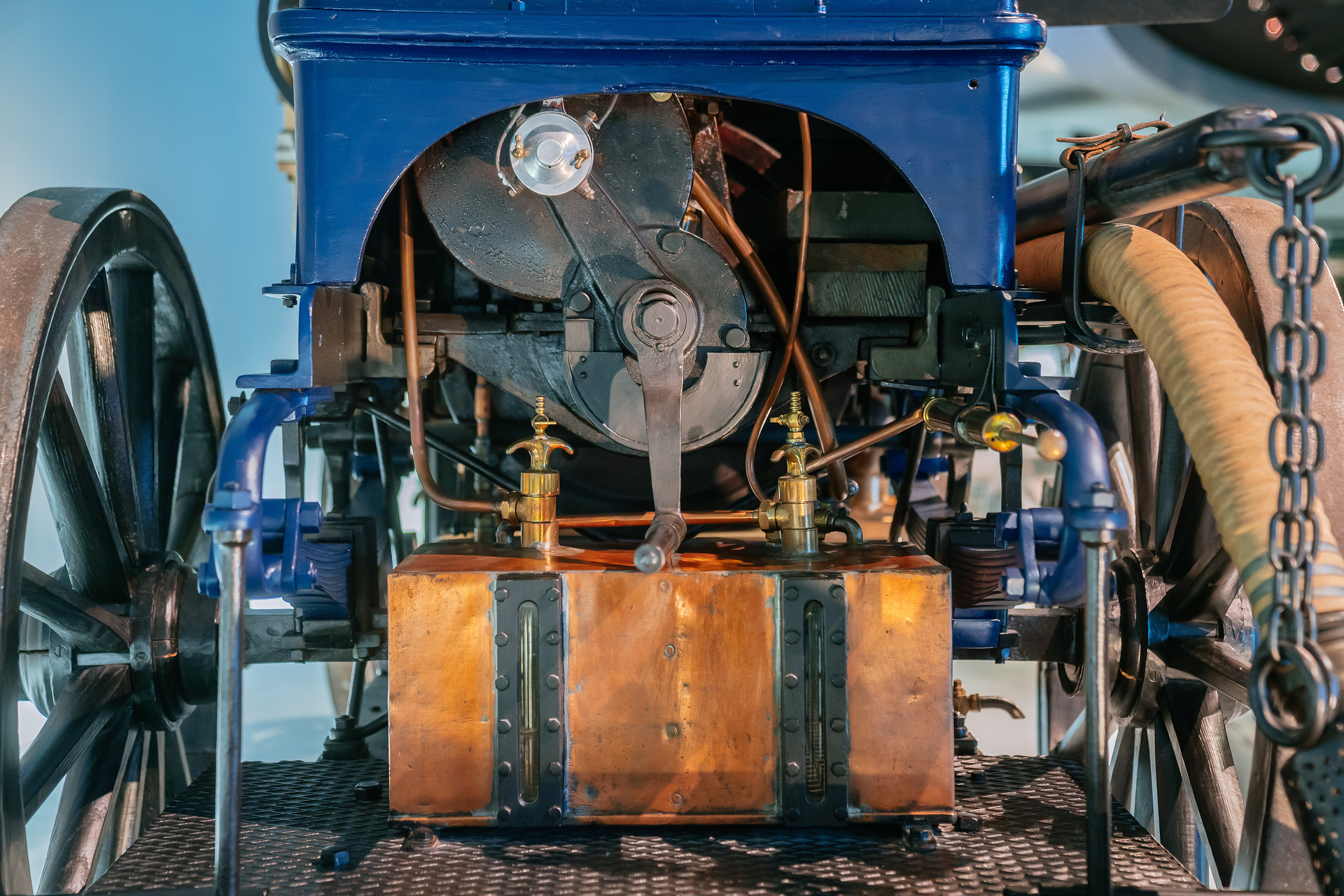 Mercedes-Benz Museum, Raum Mythos 1: Pioniere – Die Erfindung des Automobils, 1886 bis 1900. Daimler Motor-Feuerspritze aus dem Jahr 1892 mit 3-Liter-Zweizylindermotor (5,1 kW/7 PS) als Pumpenantrieb und zur Bespannung mit Pferden. Detailansicht des Daimler-Motors im Heck. Welcher Daimler-Motor ist so stark wie 32 Feuerwehrleute?