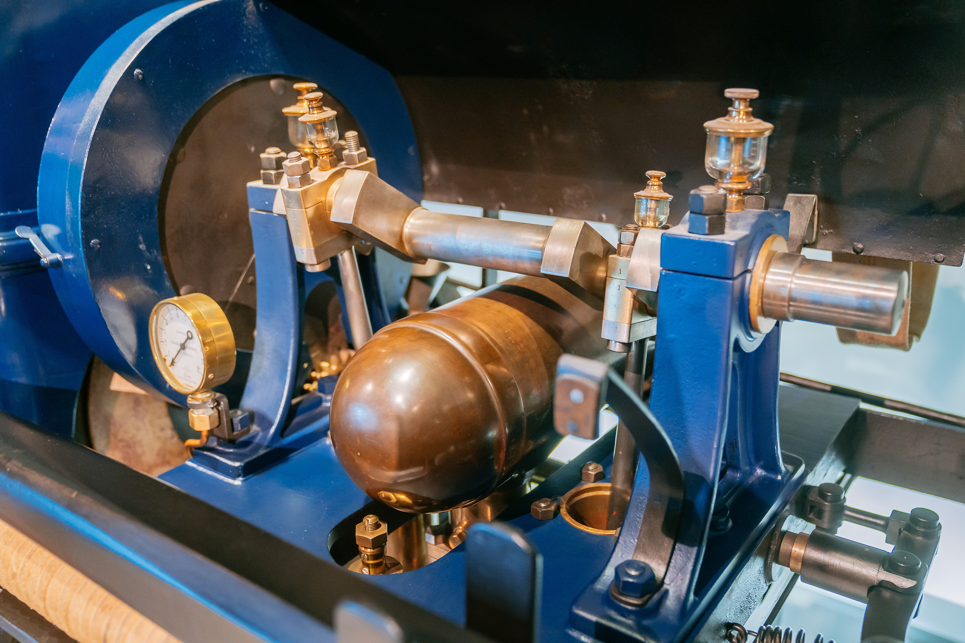 Mercedes-Benz Museum, Raum Mythos 1: Pioniere – Die Erfindung des Automobils, 1886 bis 1900. Daimler Motor-Feuerspritze aus dem Jahr 1892 mit 3-Liter-Zweizylindermotor (5,1 kW/7 PS) als Pumpenantrieb und zur Bespannung mit Pferden. Detailansicht der Pumpe, links im Bild der Antrieb durch den Daimler-Motor. Welcher Daimler-Motor ist so stark wie 32 Feuerwehrleute?