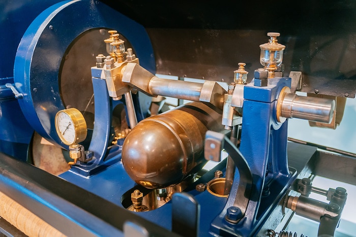Welcher Daimler-Motor ist so stark wie 32 Feuerwehrleute?