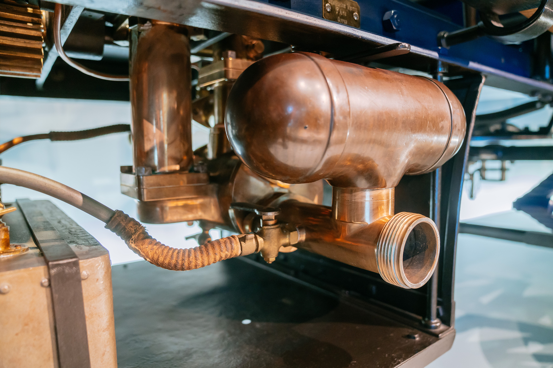 Mercedes-Benz Museum, Raum Mythos 1: Pioniere – Die Erfindung des Automobils, 1886 bis 1900. Daimler Motor-Feuerspritze aus dem Jahr 1892 mit 3-Liter-Zweizylindermotor (5,1 kW/7 PS) als Pumpenantrieb und zur Bespannung mit Pferden. Detailansicht des Anschlusses für den Ansaugschlauch mit Außengewinde. Welcher Daimler-Motor ist so stark wie 32 Feuerwehrleute?