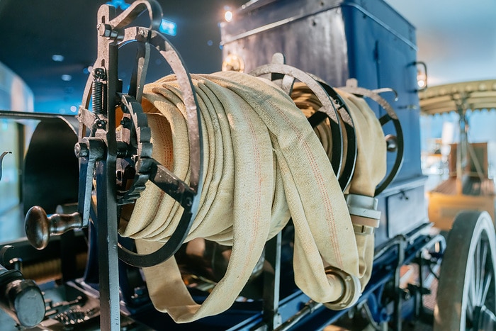 Welcher Daimler-Motor ist so stark wie 32 Feuerwehrleute?