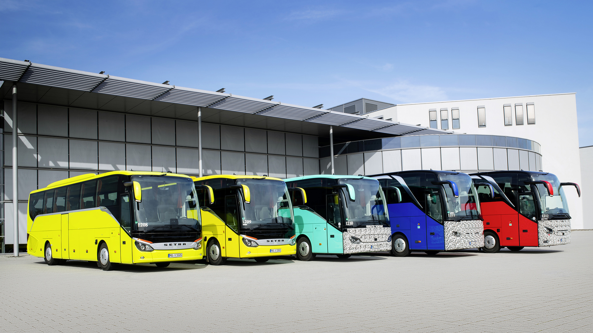 Die fünf Erprobungsfahrzeuge der nächsten Generation der ComfortClass und TopClass 500. (Front) Die neue Setra ComfortClass und TopClass im Test: Härteprüfung für Cleo, Leyla, Zera und Co