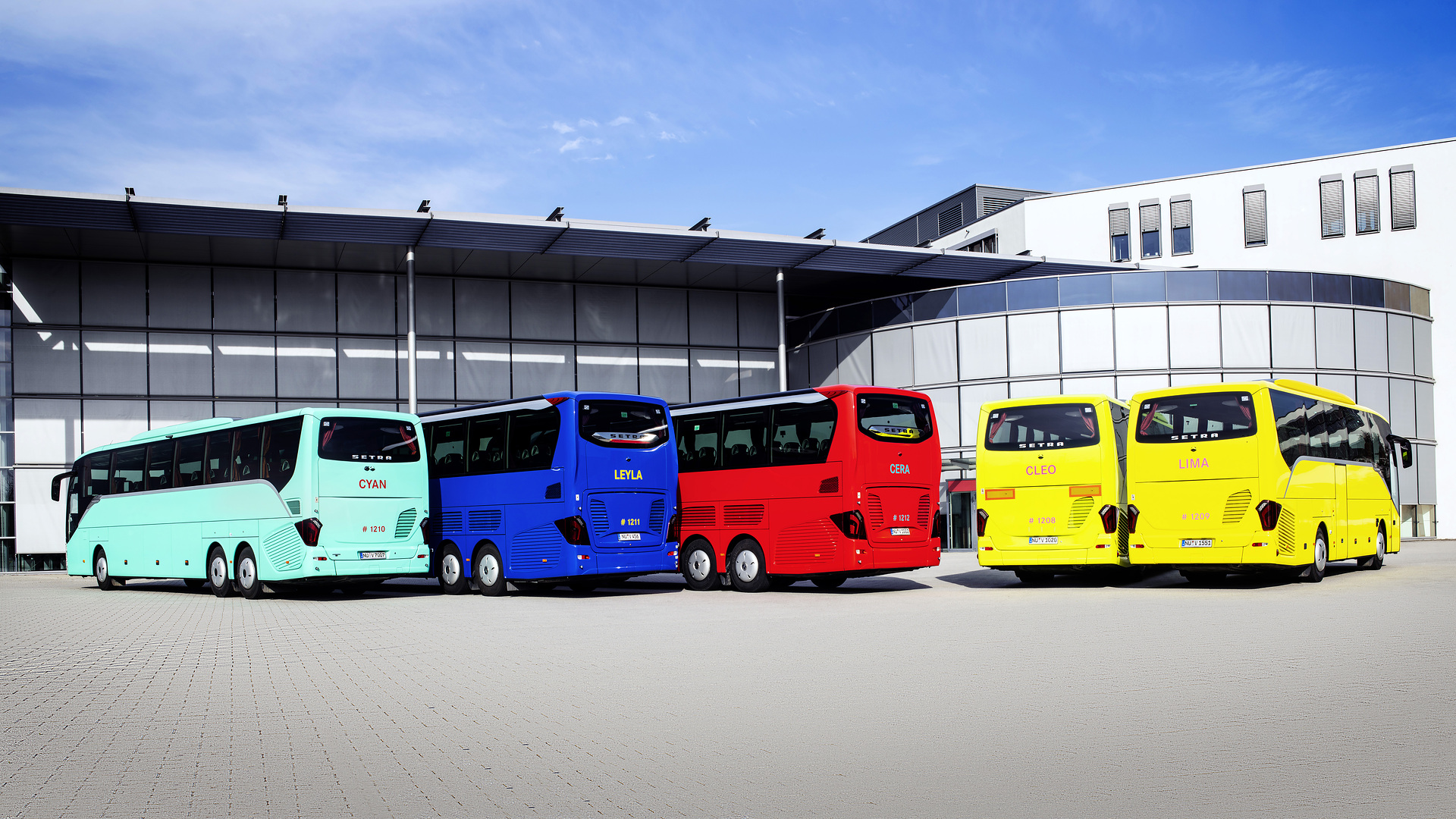 Die fünf Erprobungsfahrzeuge der nächsten Generation der ComfortClass und TopClass 500 sind nach den Farbnamen Cleo, Leyla, Lima und Zera benannt. (Heck) Die neue Setra ComfortClass und TopClass im Test: Härteprüfung für Cleo, Leyla, Zera und Co