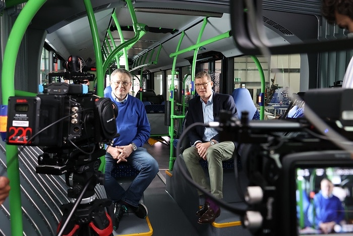 Das “Jahrzehnt des Buses” – Warum Till Oberwörder, Leiter Daimler Buses, optimistisch in die Zukunft schaut erzählte er Jörg Howe im be a mover talk