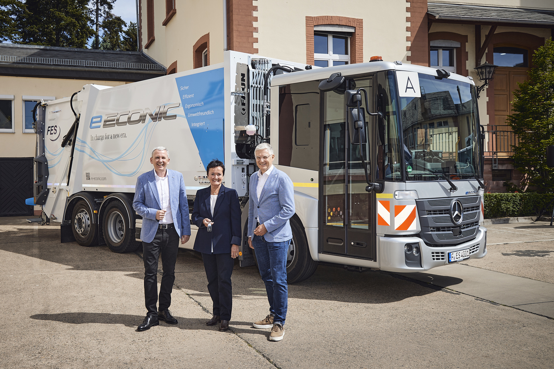 Mercedes-Benz eEconic/ Mercedes-Benz eActros/battery electric/e-lkw/e-truck/alternative drives/bev;
Von links: Dirk Remmert, Geschäftsführer der FES; Rosemarie Heilig, Klimadezernentin und AR-Vorsitzende der FES; Dr. Ralf Forcher, Leiter Mercedes-Benz Special Trucks Finale Testphase vor Serienstart: Mercedes-Benz eEconic beweist sich in der Kundenerprobung im Rhein-Main-Gebiet