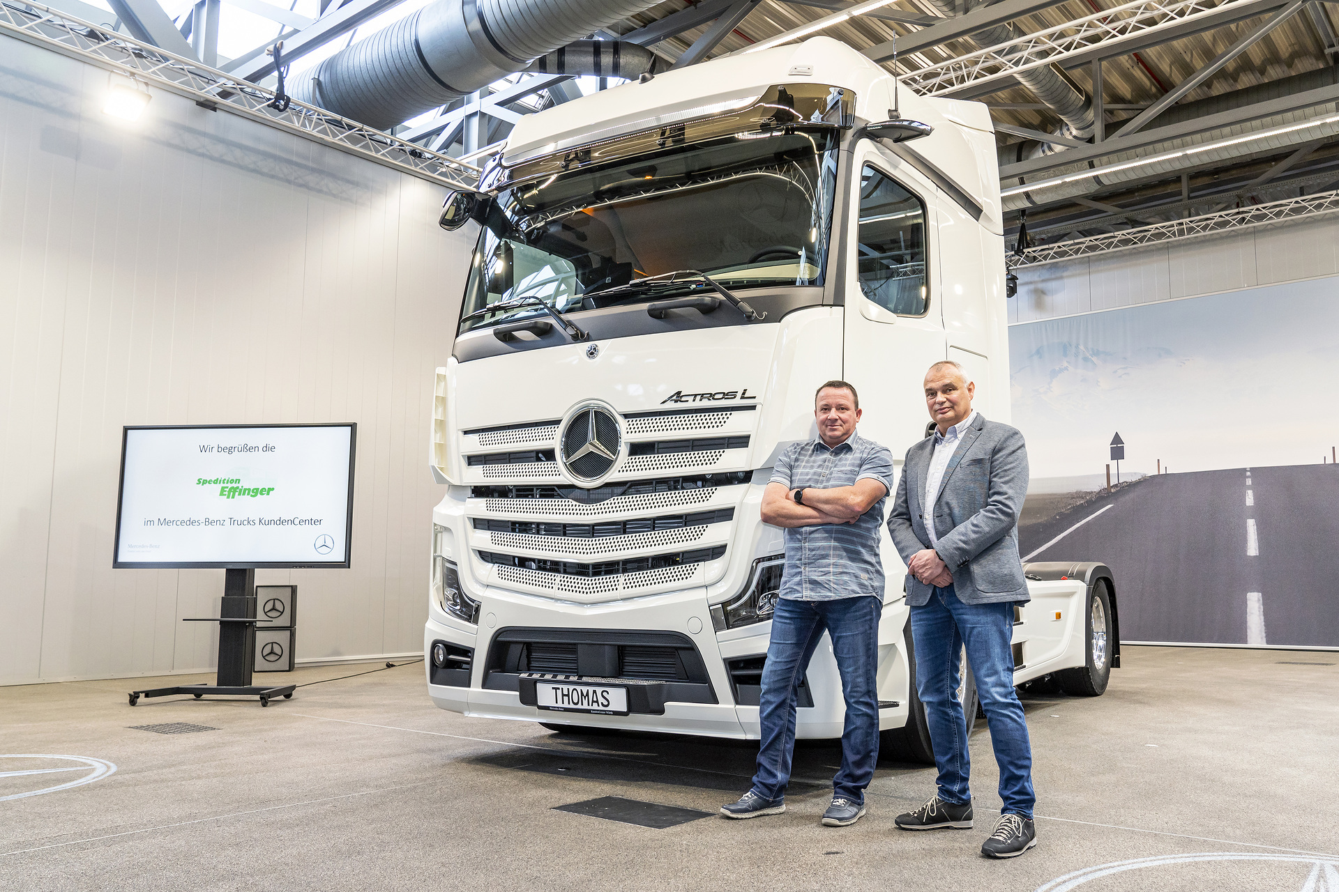 „Max Achtzig“ wird Beifahrer in Actros, eActros, Atego und Co.: Mercedes-Benz Lkw unterstützt die Initiative „Hellwach mit 80 km/h“
