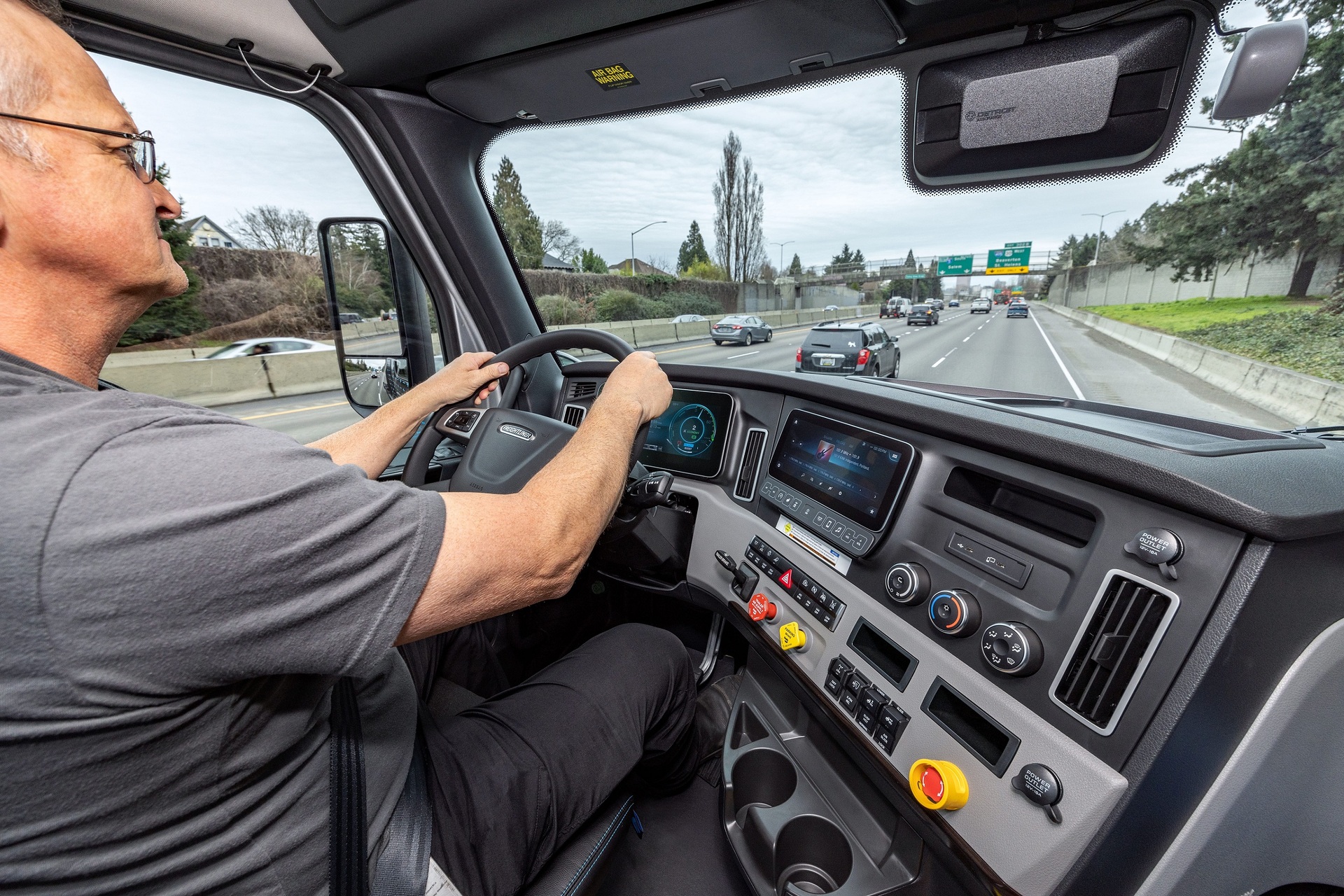 Daimler Truck’s million-mile tested all-electric Freightliner eCascadia enters series production in North America Daimler Truck’s million-mile tested all-electric Freightliner eCascadia enters series production in North America