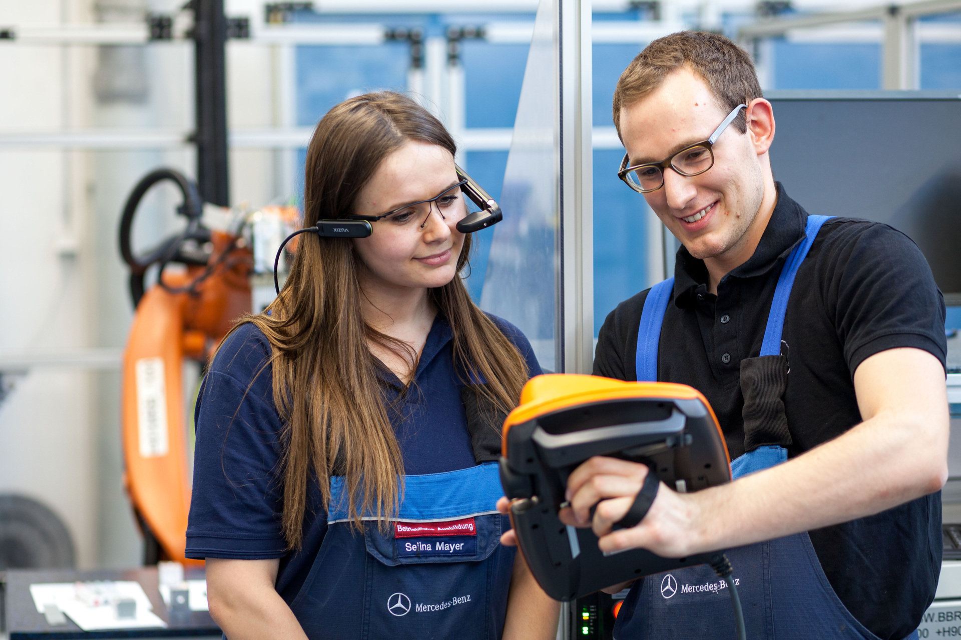 In der Ausbildungswerkstatt im Mercedes-Benz Werk Wörth gehören Theorie und Praxis zusammen: Auszubildende lernen bereits während der Ausbildung berufstypische Tätigkeiten. Berufsorientierung hautnah: Ausbildungswerkstatt im Mercedes-Benz Werk Wörth öffnet wieder ihre Türen