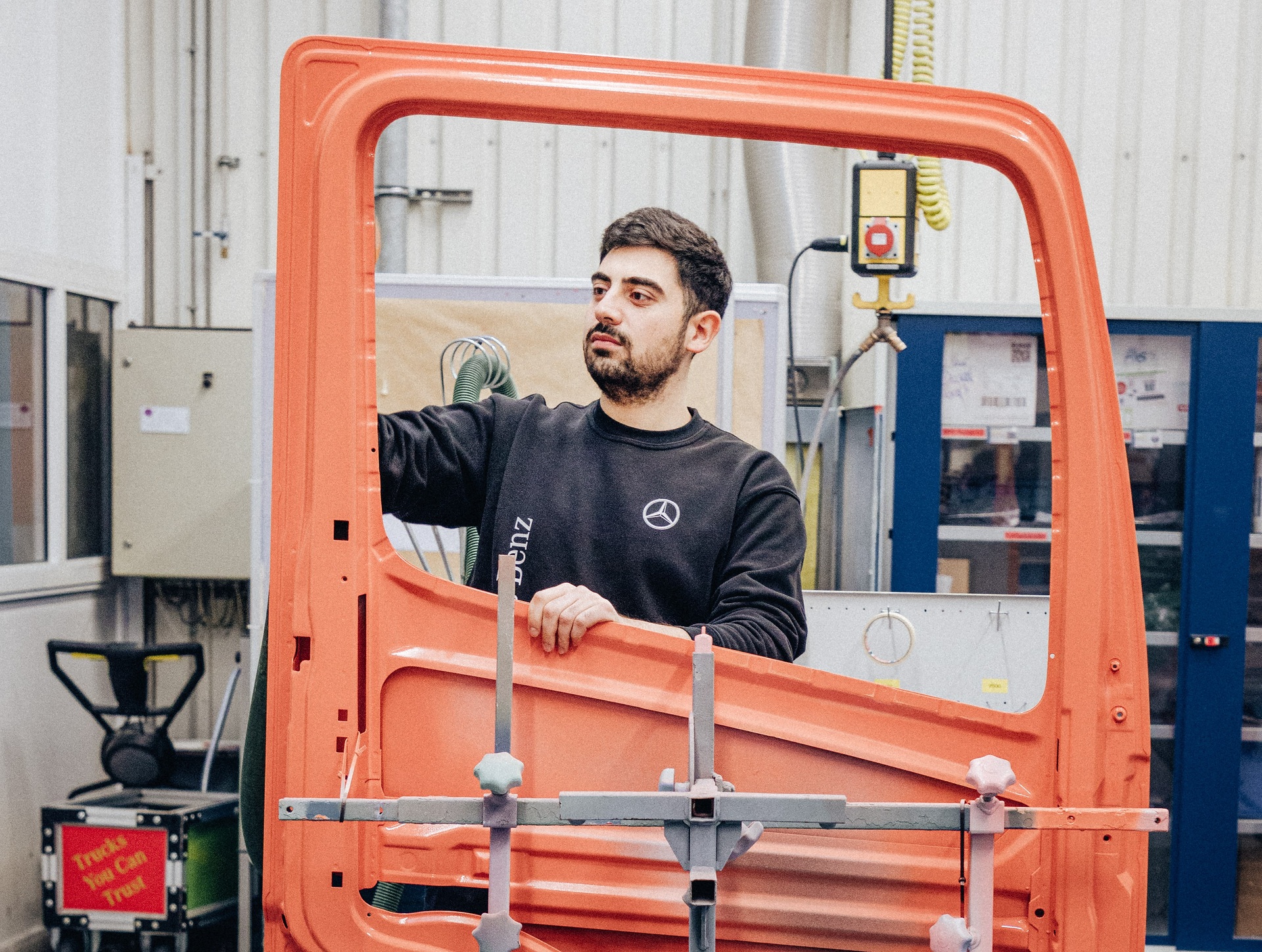 In der Ausbildungswerkstatt im Mercedes-Benz Werk Wörth gehören Theorie und Praxis zusammen: Auszubildende lernen bereits während der Ausbildung berufstypische Tätigkeiten. Berufsorientierung hautnah: Ausbildungswerkstatt im Mercedes-Benz Werk Wörth öffnet wieder ihre Türen