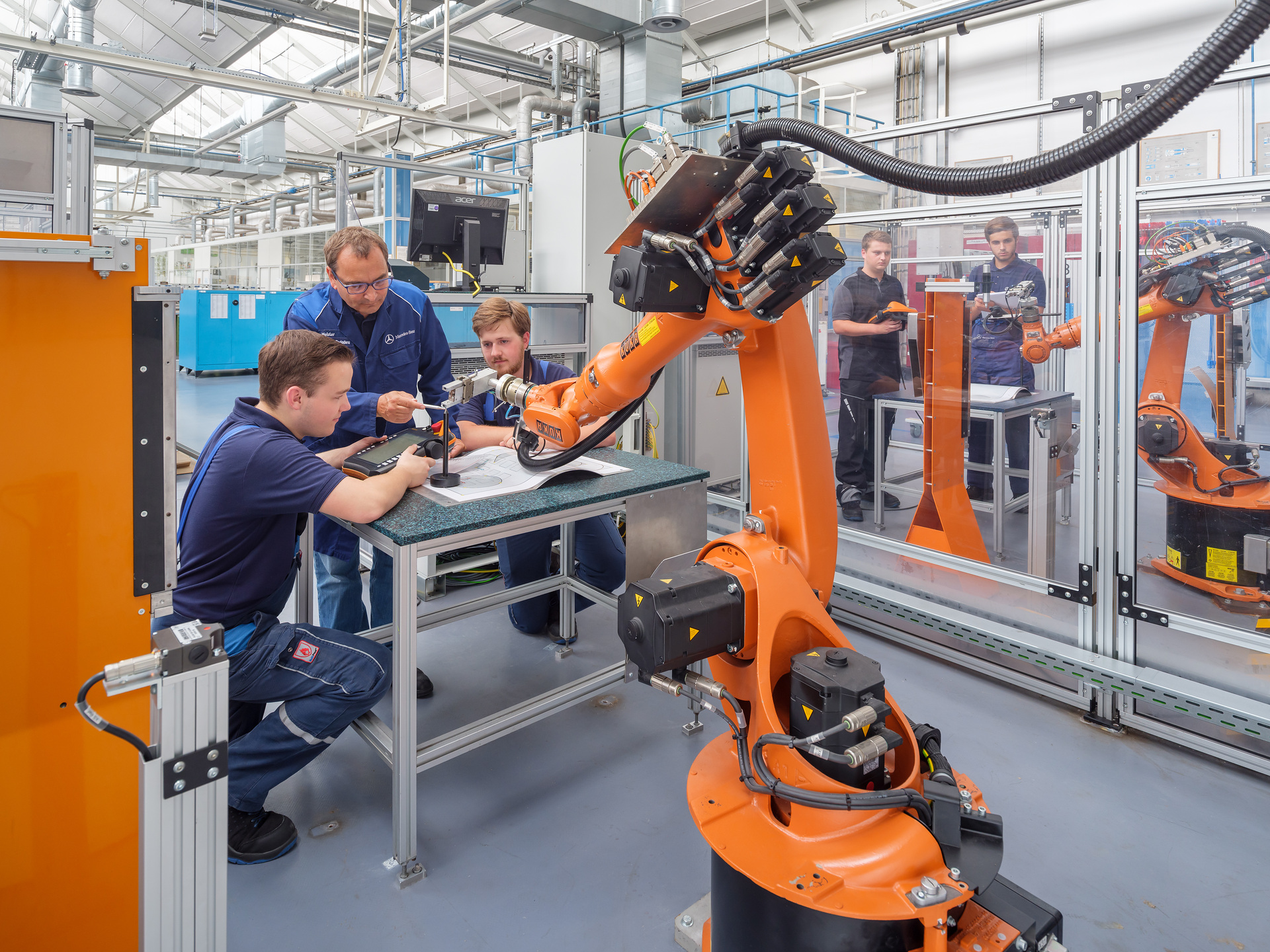 Berufsorientierung hautnah: Ausbildungswerkstatt im Mercedes-Benz Werk Wörth öffnet wieder ihre Türen