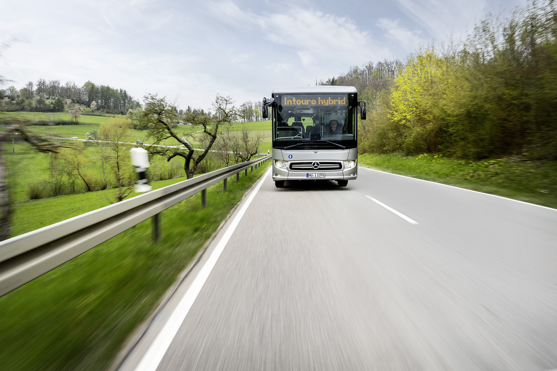 Mercedes-Benz Intouro K hybrid, Exterieur, anthrazit metallic, OM 936 mit 260 kW (354 PS), 7,7 L Hubraum, Elektro-Motor mit 14 kW, 6-Gang Automatikgetriebe, Active Brake Assist 5, Sideguard Assist, Spur-Assistent, BiXenon-Scheinwerfer, Länge/Breite/Höhe: 10.075/2.550/3.365 mm, Bestuhlung: 1/41 Mercedes-Benz Intouro K hybrid