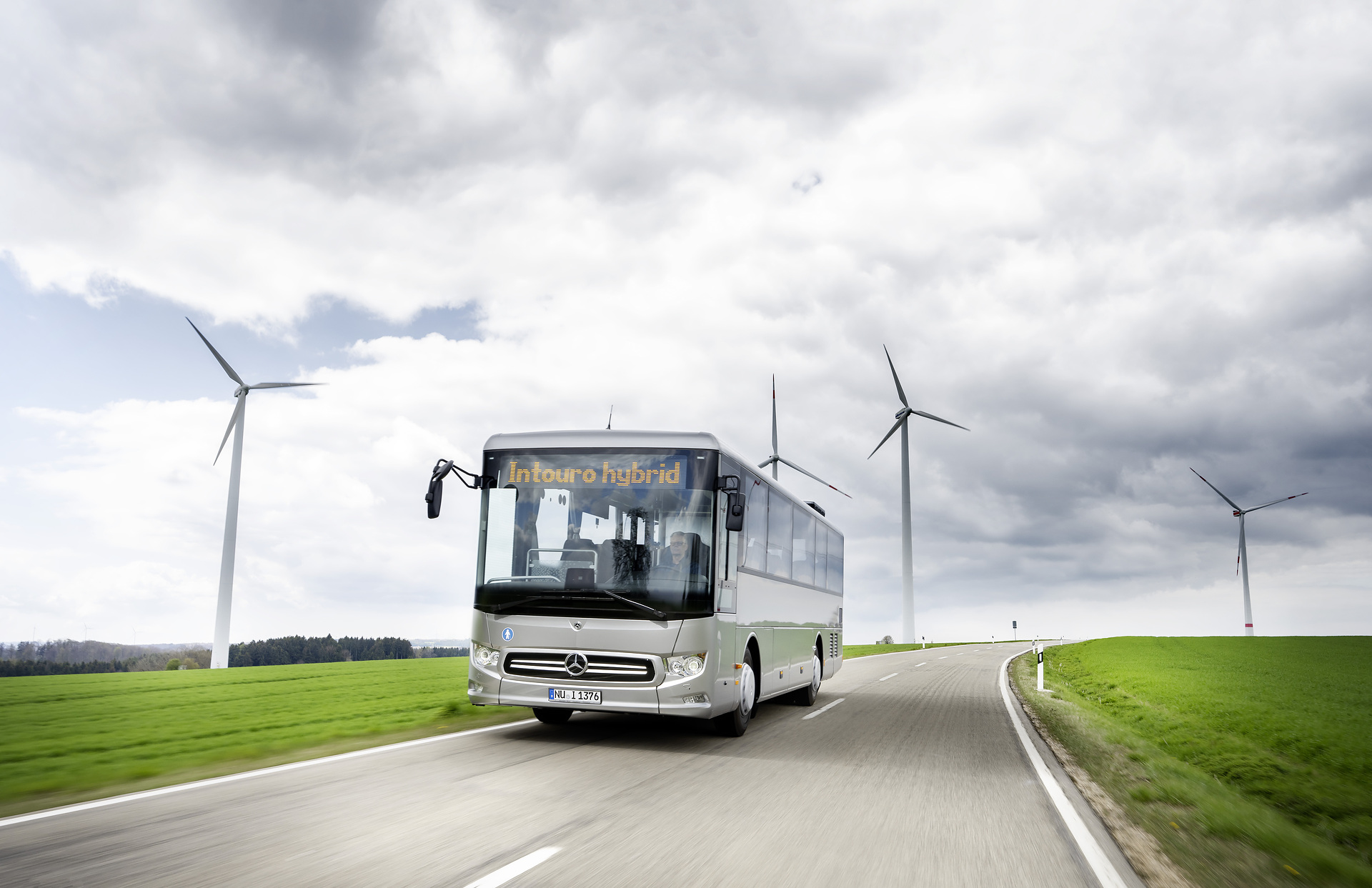Mercedes-Benz Intouro K hybrid, Exterieur, anthrazit metallic, OM 936 mit 260 kW (354 PS), 7,7 L Hubraum, Elektro-Motor mit 14 kW, 6-Gang Automatikgetriebe, Active Brake Assist 5, Sideguard Assist, Spur-Assistent, BiXenon-Scheinwerfer, Länge/Breite/Höhe: 10.075/2.550/3.365 mm, Bestuhlung: 1/41 Mercedes-Benz Intouro K hybrid
