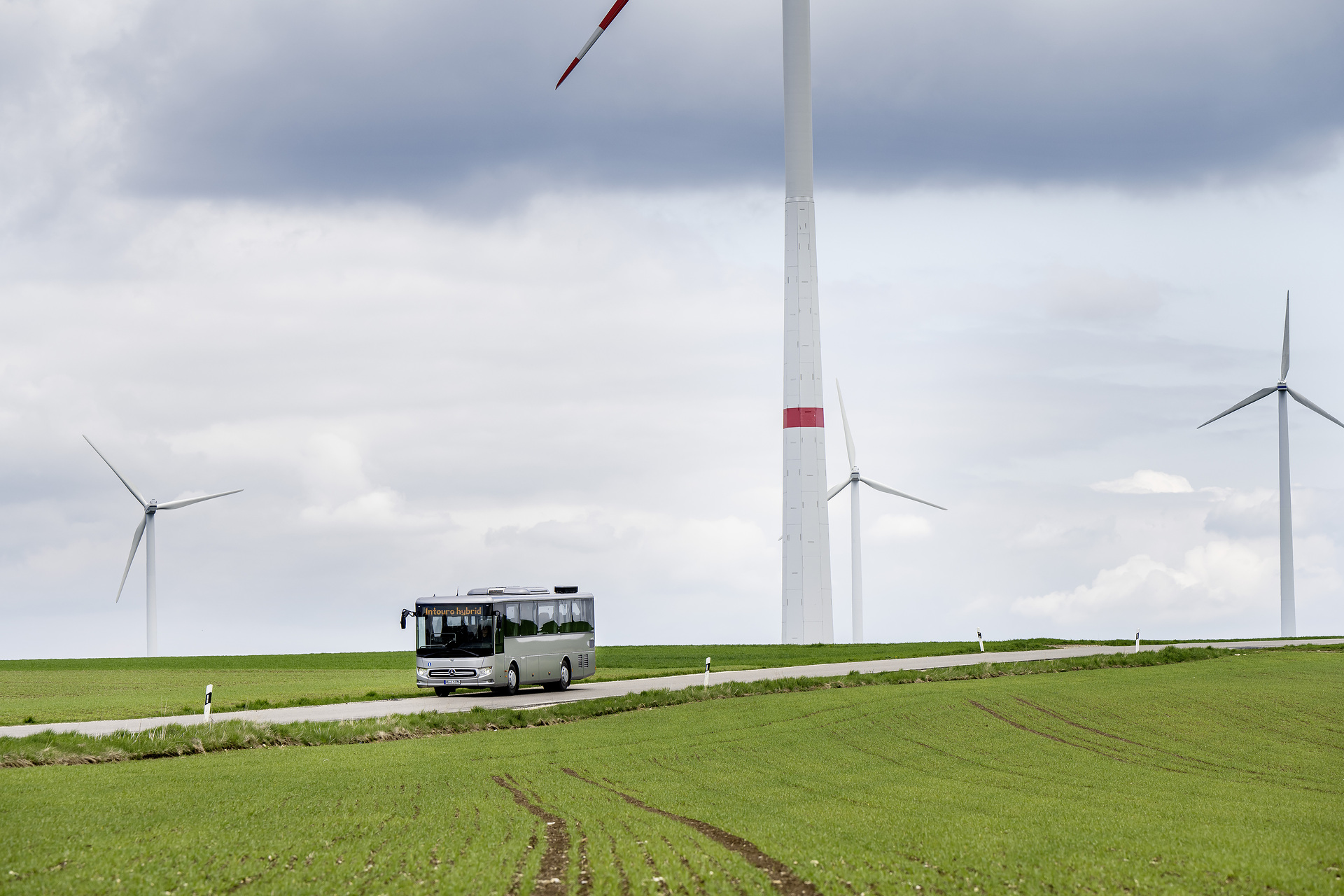 Mercedes-Benz Intouro K hybrid, Exterieur, anthrazit metallic, OM 936 mit 260 kW (354 PS), 7,7 L Hubraum, Elektro-Motor mit 14 kW, 6-Gang Automatikgetriebe, Active Brake Assist 5, Sideguard Assist, Spur-Assistent, BiXenon-Scheinwerfer, Länge/Breite/Höhe: 10.075/2.550/3.365 mm, Bestuhlung: 1/41 Mercedes-Benz Intouro K hybrid