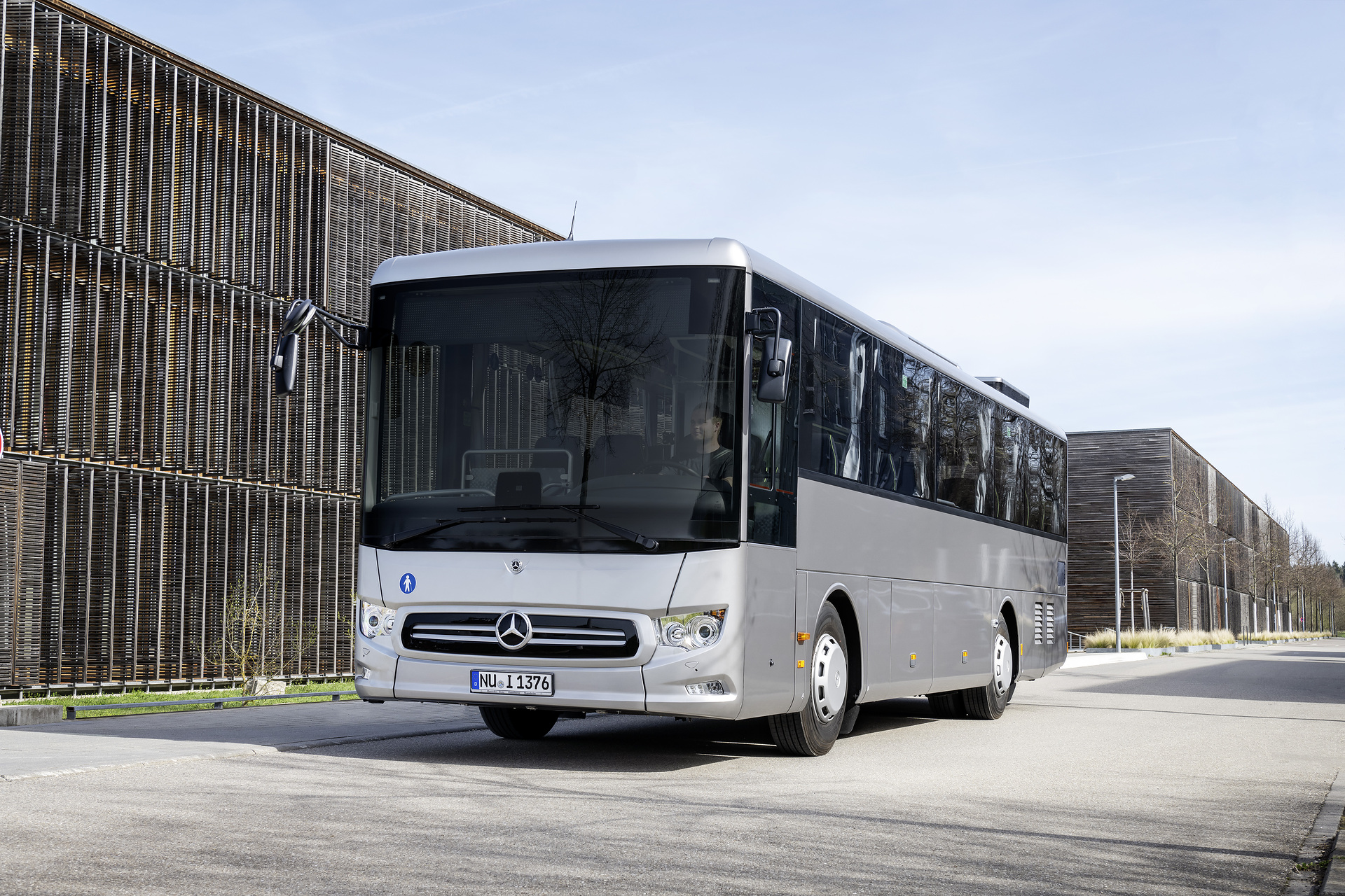 Mercedes-Benz Intouro K hybrid, Exterieur, anthrazit metallic, OM 936 mit 260 kW (354 PS), 7,7 L Hubraum, Elektro-Motor mit 14 kW, 6-Gang Automatikgetriebe, Active Brake Assist 5, Sideguard Assist, Spur-Assistent, BiXenon-Scheinwerfer, Länge/Breite/Höhe: 10.075/2.550/3.365 mm, Bestuhlung: 1/41 Mercedes-Benz Intouro K hybrid