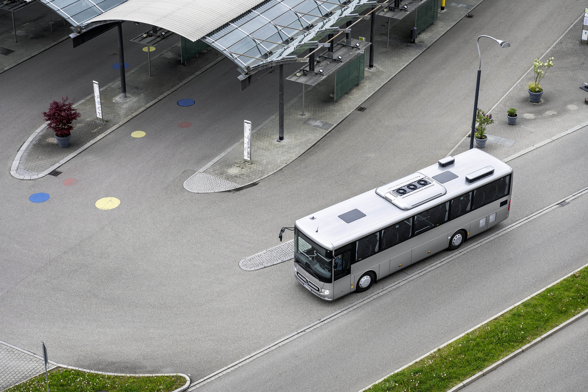Mercedes-Benz Intouro K hybrid, Exterieur, anthrazit metallic, OM 936 mit 260 kW (354 PS), 7,7 L Hubraum, Elektro-Motor mit 14 kW, 6-Gang Automatikgetriebe, Active Brake Assist 5, Sideguard Assist, Spur-Assistent, BiXenon-Scheinwerfer, Länge/Breite/Höhe: 10.075/2.550/3.365 mm, Bestuhlung: 1/41 Mercedes-Benz Intouro K hybrid