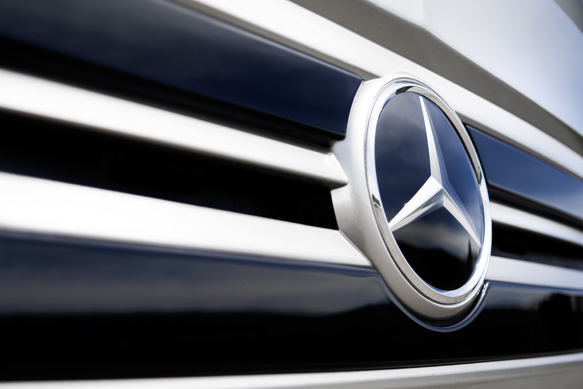 Mercedes-Benz Intouro K hybrid, Exterieur, anthrazit metallic, OM 936 mit 260 kW (354 PS), 7,7 L Hubraum, Elektro-Motor mit 14 kW, 6-Gang Automatikgetriebe, Active Brake Assist 5, Sideguard Assist, Spur-Assistent, BiXenon-Scheinwerfer, Länge/Breite/Höhe: 10.075/2.550/3.365 mm, Bestuhlung: 1/41 Mercedes-Benz Intouro K hybrid