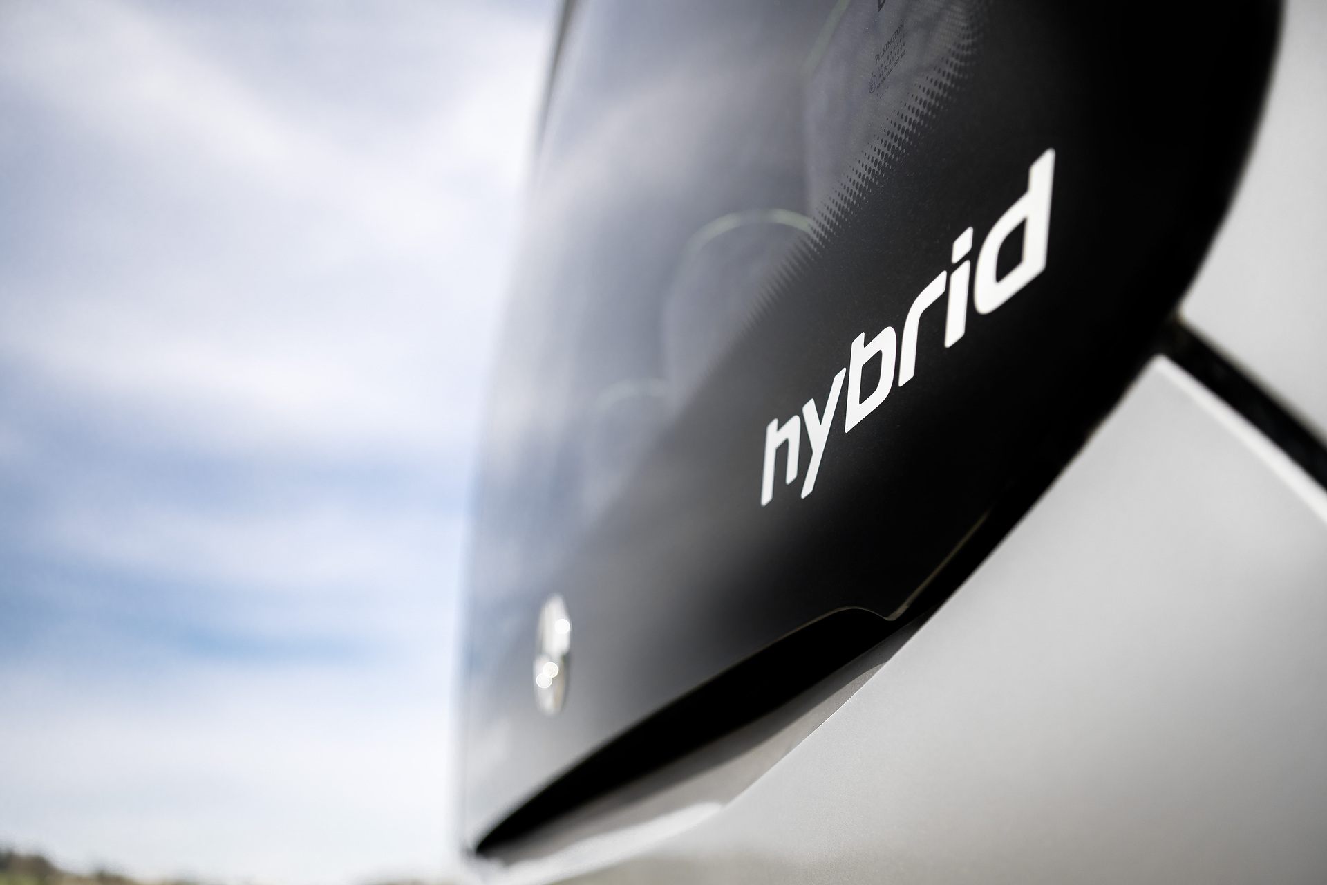 Mercedes-Benz Intouro K hybrid, Exterieur, anthrazit metallic, OM 936 mit 260 kW (354 PS), 7,7 L Hubraum, Elektro-Motor mit 14 kW, 6-Gang Automatikgetriebe, Active Brake Assist 5, Sideguard Assist, Spur-Assistent, BiXenon-Scheinwerfer, Länge/Breite/Höhe: 10.075/2.550/3.365 mm, Bestuhlung: 1/41 Mercedes-Benz Intouro K hybrid