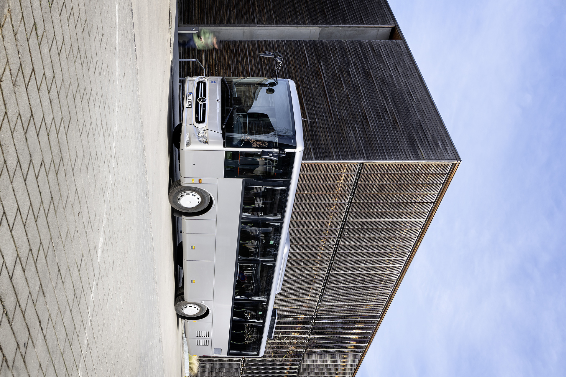 Mercedes-Benz Intouro K hybrid, Exterieur, anthrazit metallic, OM 936 mit 260 kW (354 PS), 7,7 L Hubraum, Elektro-Motor mit 14 kW, 6-Gang Automatikgetriebe, Active Brake Assist 5, Sideguard Assist, Spur-Assistent, BiXenon-Scheinwerfer, Länge/Breite/Höhe: 10.075/2.550/3.365 mm, Bestuhlung: 1/41 Mercedes-Benz Intouro K hybrid