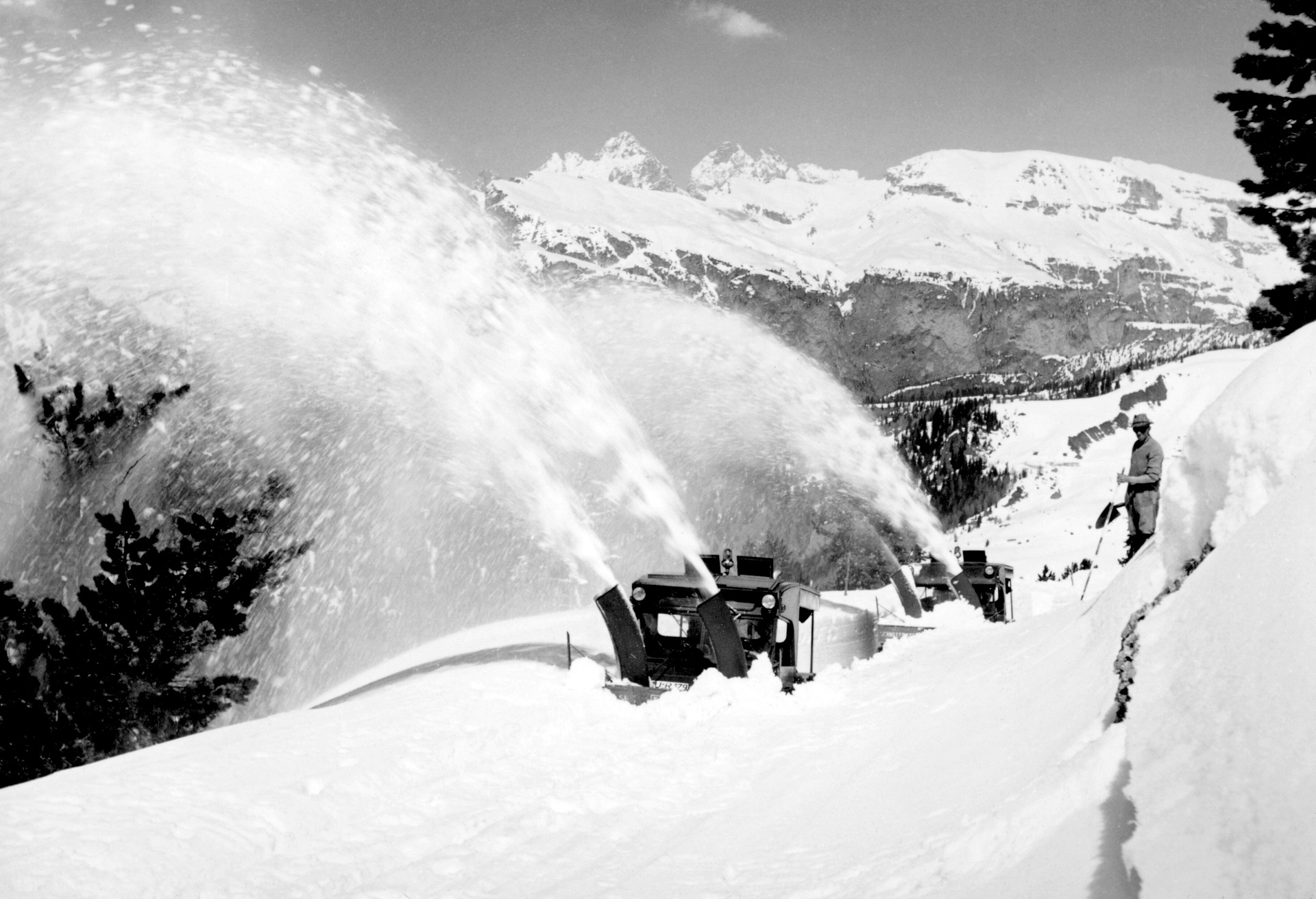 Two Mercedes-Benz Unimogs of the 411 model series with snow blower, powered by an additional engine on the platform. Photo shot during snow clearance in high mountains. (Photo index number in the Mercedes-Benz Classic archives: 54337-3) The universal solution against snow and icy roads: The Unimog U 500 with winter maintenance equipment