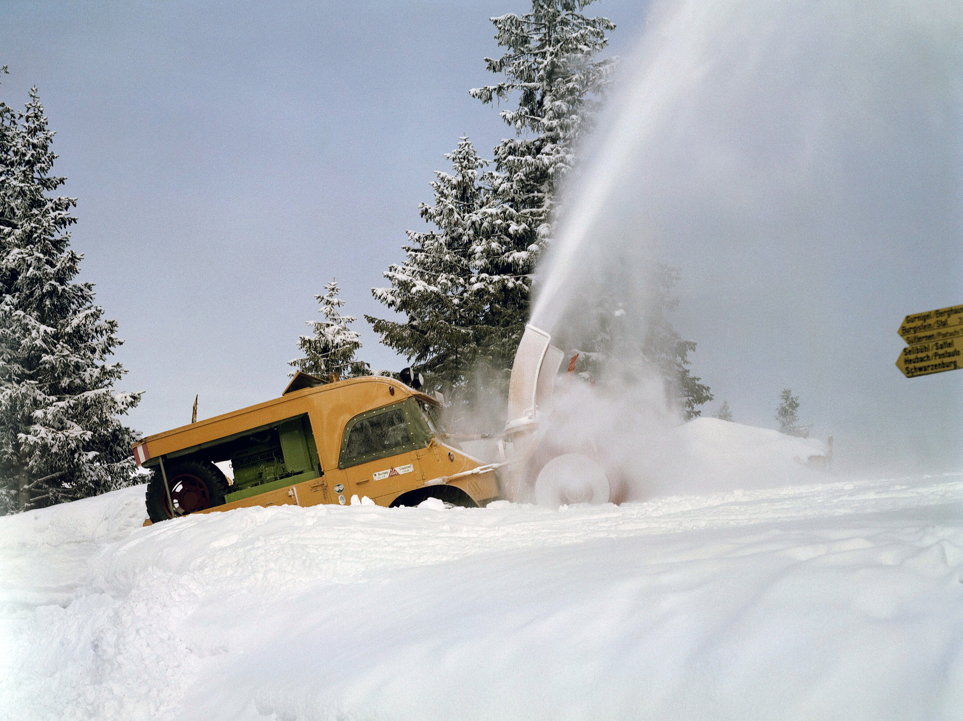 Mercedes-Benz Unimog of the 411 model series with snow blower, driven by an additional engine on the platform. (Photo index number in the Mercedes-Benz Classic archives: 1971M40) The universal solution against snow and icy roads: The Unimog U 500 with winter maintenance equipment