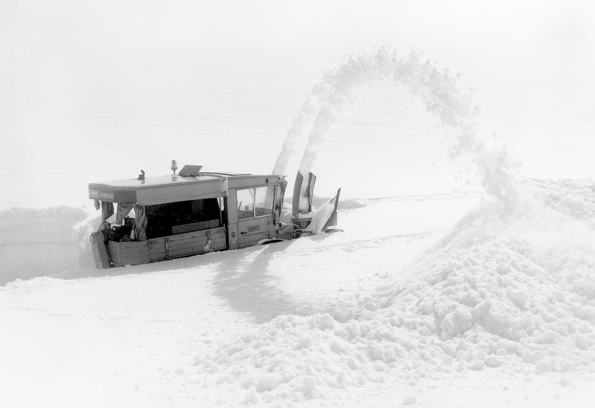 Mercedes-Benz Unimog of the 411 model series with snow blower, driven by an additional engine on the platform. (Photo index number in the Mercedes-Benz Classic archives: G55472-5) The universal solution against snow and icy roads: The Unimog U 500 with winter maintenance equipment