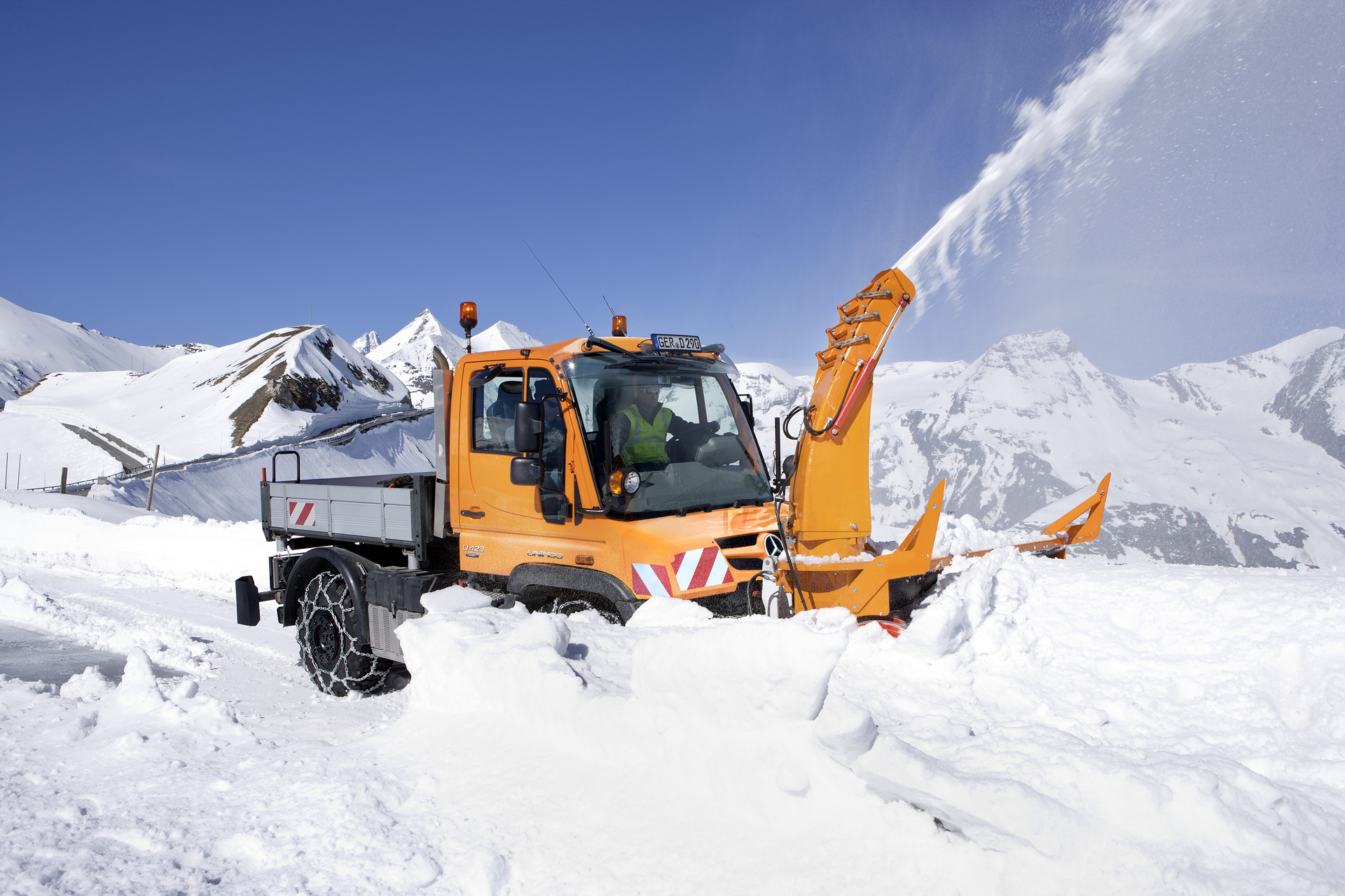 Mercedes-Benz Unimog U 423 of the 405 model series with snow blower. Photo shot during snow clearance in high mountains in 2013. (Photo index number in the Mercedes-Benz Classic archives: 13C660_02) The universal solution against snow and icy roads: The Unimog U 500 with winter maintenance equipment