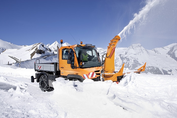 Die Universallösung gegen Schnee und Glätte: der Unimog U 500 mit Winterdienstausrüstung