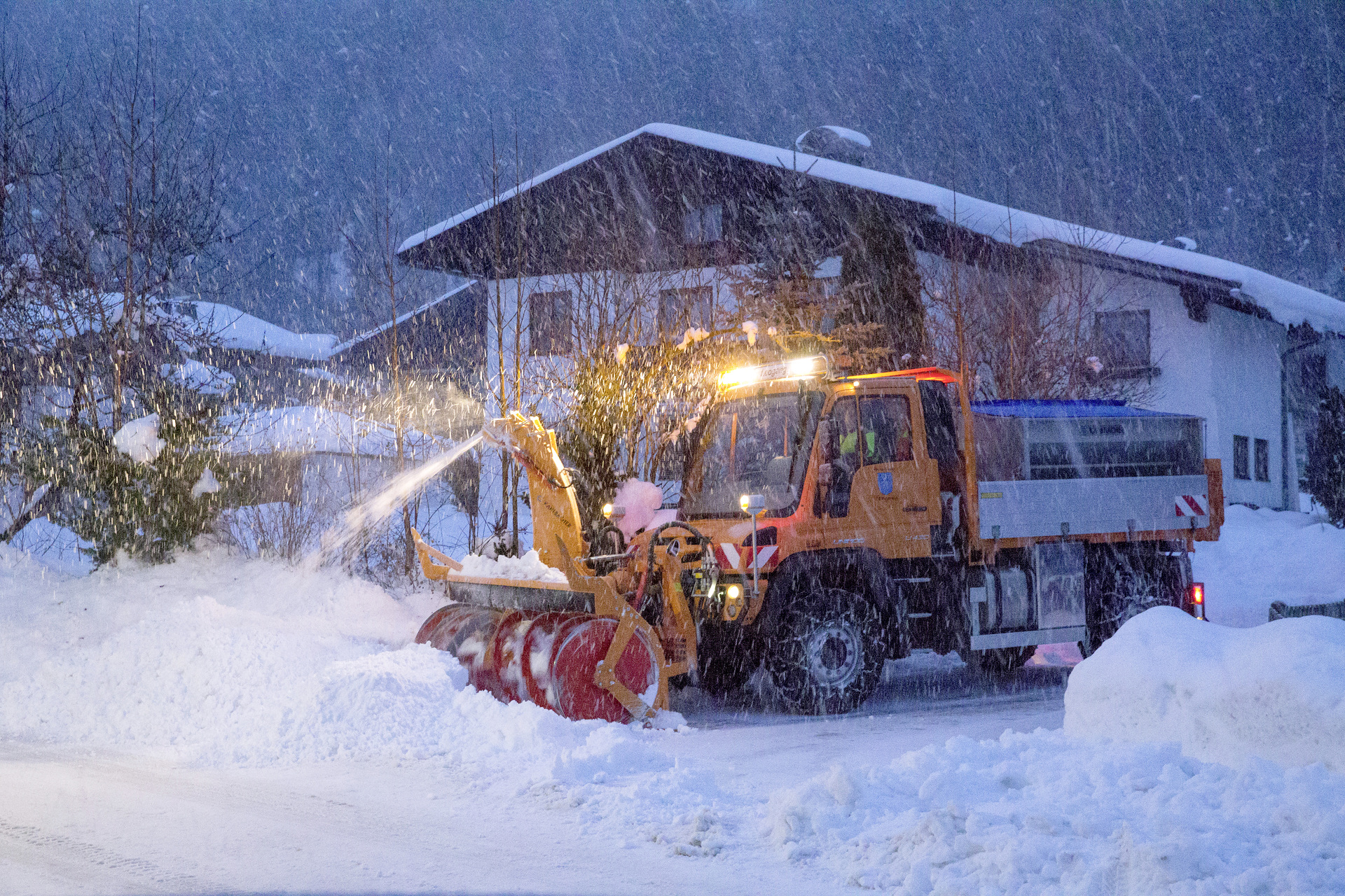 Mercedes-Benz Unimog U 430 of the 405 model series with snow blower and spreader. Photo shot during winter service in Leogang (Austria) in 2017. (Photo index number in the Mercedes-Benz Classic archives: 17C210_27) The universal solution against snow and icy roads: The Unimog U 500 with winter maintenance equipment