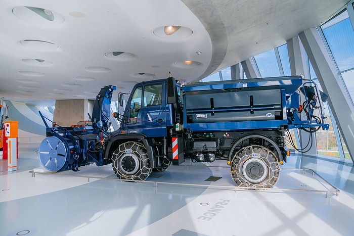 Die Universallösung gegen Schnee und Glätte: der Unimog U 500 mit Winterdienstausrüstung