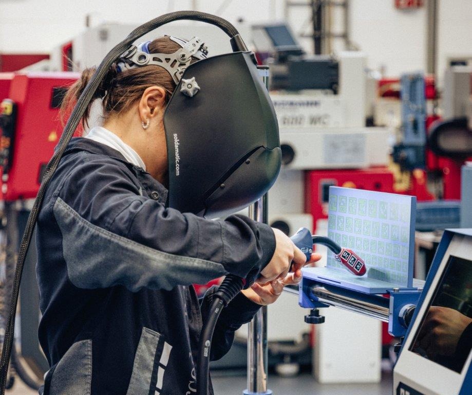 In der Ausbildungswerkstatt, hier im Mercedes-Benz Werk Wörth, gehören Theorie und Praxis zusammen: Auszubildende lernen bereits während der Ausbildung berufstypische Tätigkeiten Schulabschluss in der Tasche? Dann aufgepasst: Bewerbungen bei Daimler Truck ab sofort möglich
