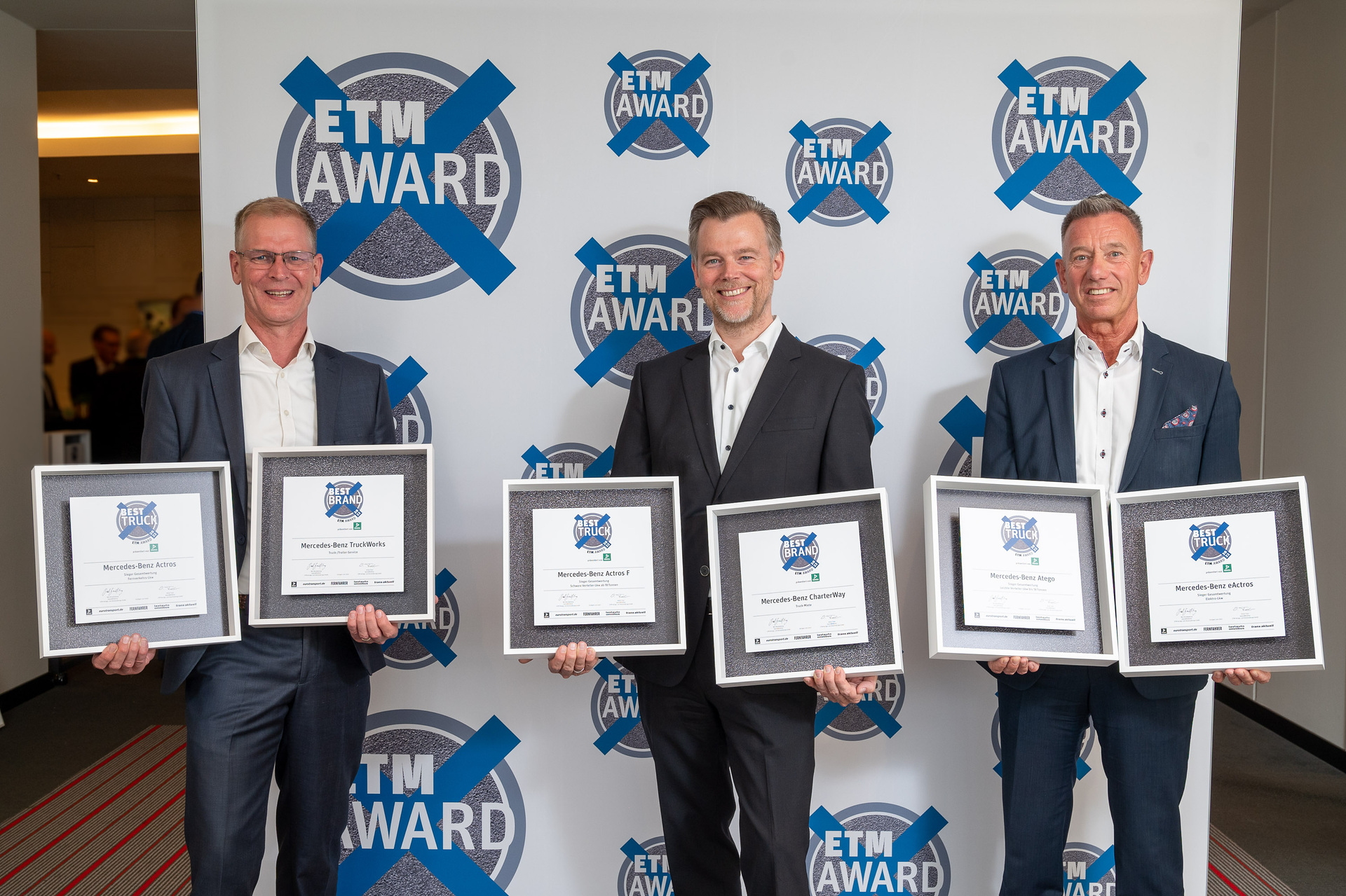 Von links: Hans Kelder, Leiter Customer Services & Parts Deutschland, Martin Kehnen, Leiter CharterWay Rental & Used Trucks und Joachim Schlereth, Leiter Vertrieb und Services Lkw Deutschland. So sehen Sieger aus: Nutzfahrzeuge der Daimler Truck AG gewinnen ETM Awards 2022 in acht Kategorien