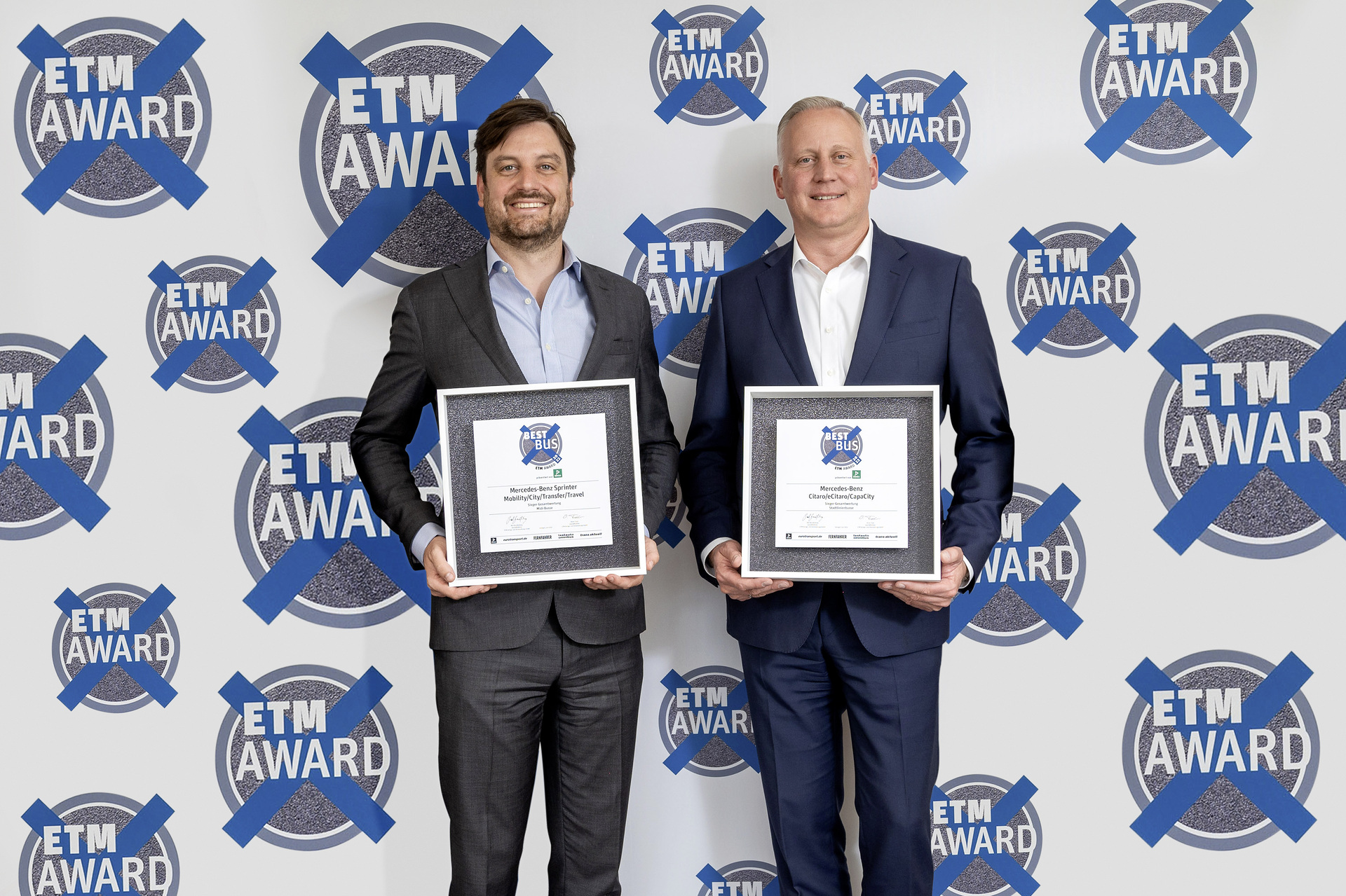 Von links: Lukas Krahé, CEO der Tremonia Mobility GmbH, mit dem ETM Award in der Kategorie Midi-Busse für die Mercedes-Benz Sprinter Minibusse; Mirko Sgodda, Leiter Marketing, Vertrieb und Customer Services mit dem ETM-Award in der Kategorie Stadtlinienbusse für die Mercedes-Benz Citaro Baureihe. So sehen Sieger aus: Nutzfahrzeuge der Daimler Truck AG gewinnen ETM Awards 2022 in acht Kategorien