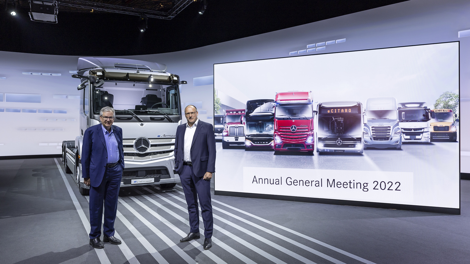 (from right to left) Jochen Goetz, Member of the Board of Management of Daimler Truck Holding AG, responsible for Finance and Controlling; Martin Daum, Chairman of the Board of Management of Daimler Truck Holding AG. Annual General Meeting: Daimler Truck reaffirms leadership claim on the road to sustainable transportation