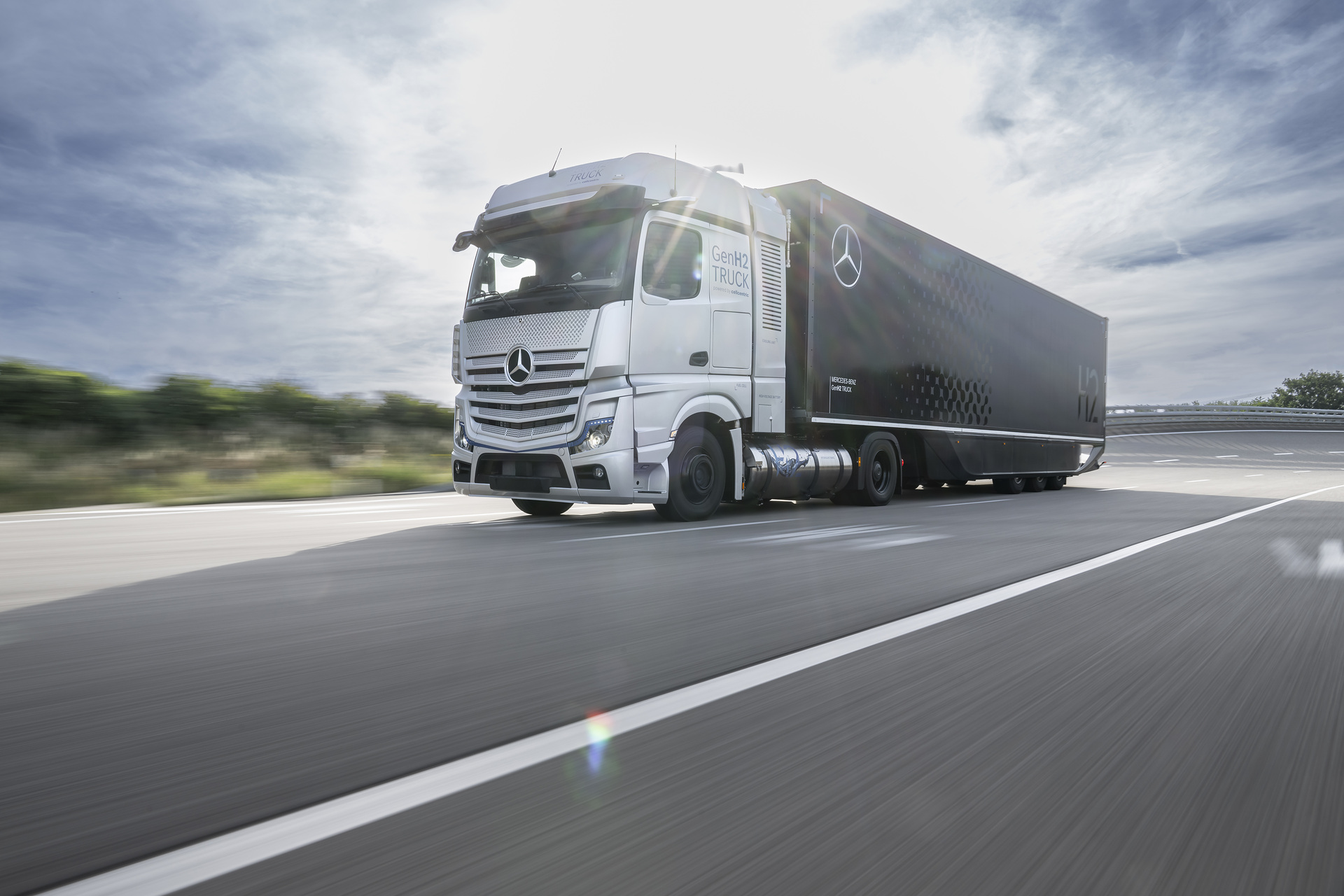 Mercedes-Benz GenH2 Truck Prototyp Entwicklungsmeilenstein erreicht: Daimler Truck testet Brennstoffzellen-Lkw mit Flüssigwasserstoff