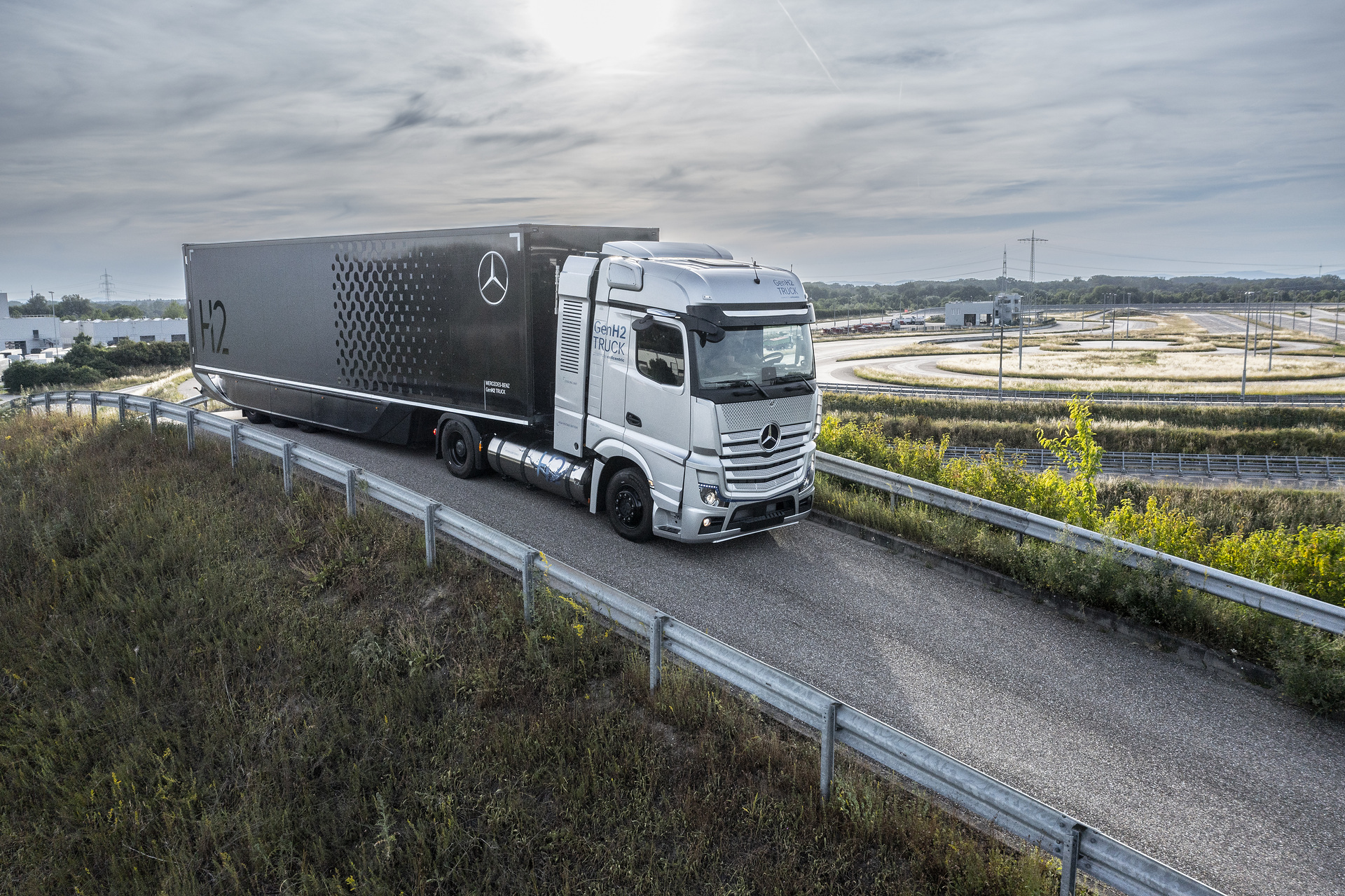 Mercedes-Benz GenH2 Truck Prototyp Entwicklungsmeilenstein erreicht: Daimler Truck testet Brennstoffzellen-Lkw mit Flüssigwasserstoff
