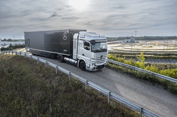 Entwicklungsmeilenstein erreicht: Daimler Truck testet Brennstoffzellen-Lkw mit Flüssigwasserstoff