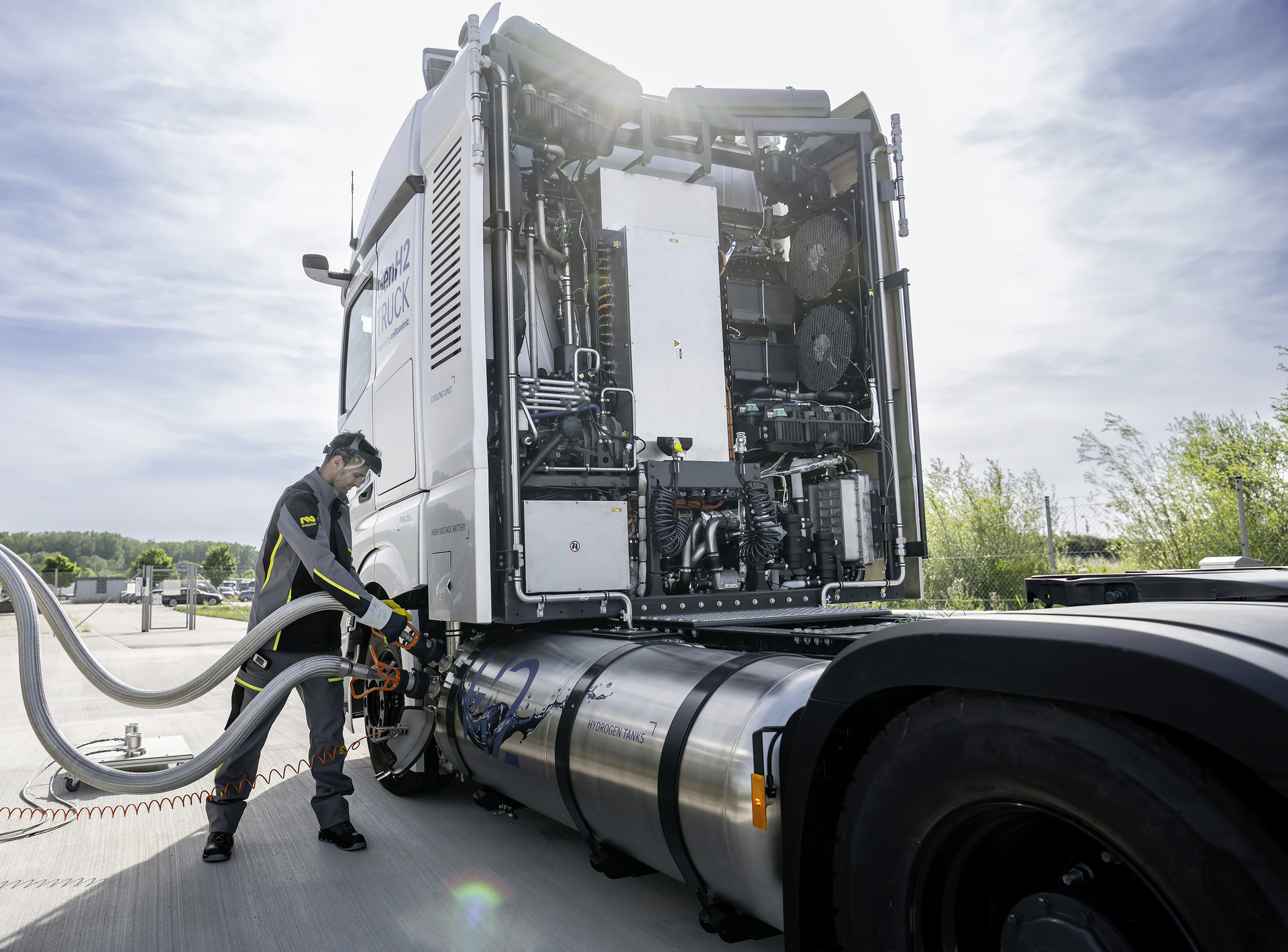 Mercedes-Benz GenH2 Truck Prototyp Entwicklungsmeilenstein erreicht: Daimler Truck testet Brennstoffzellen-Lkw mit Flüssigwasserstoff