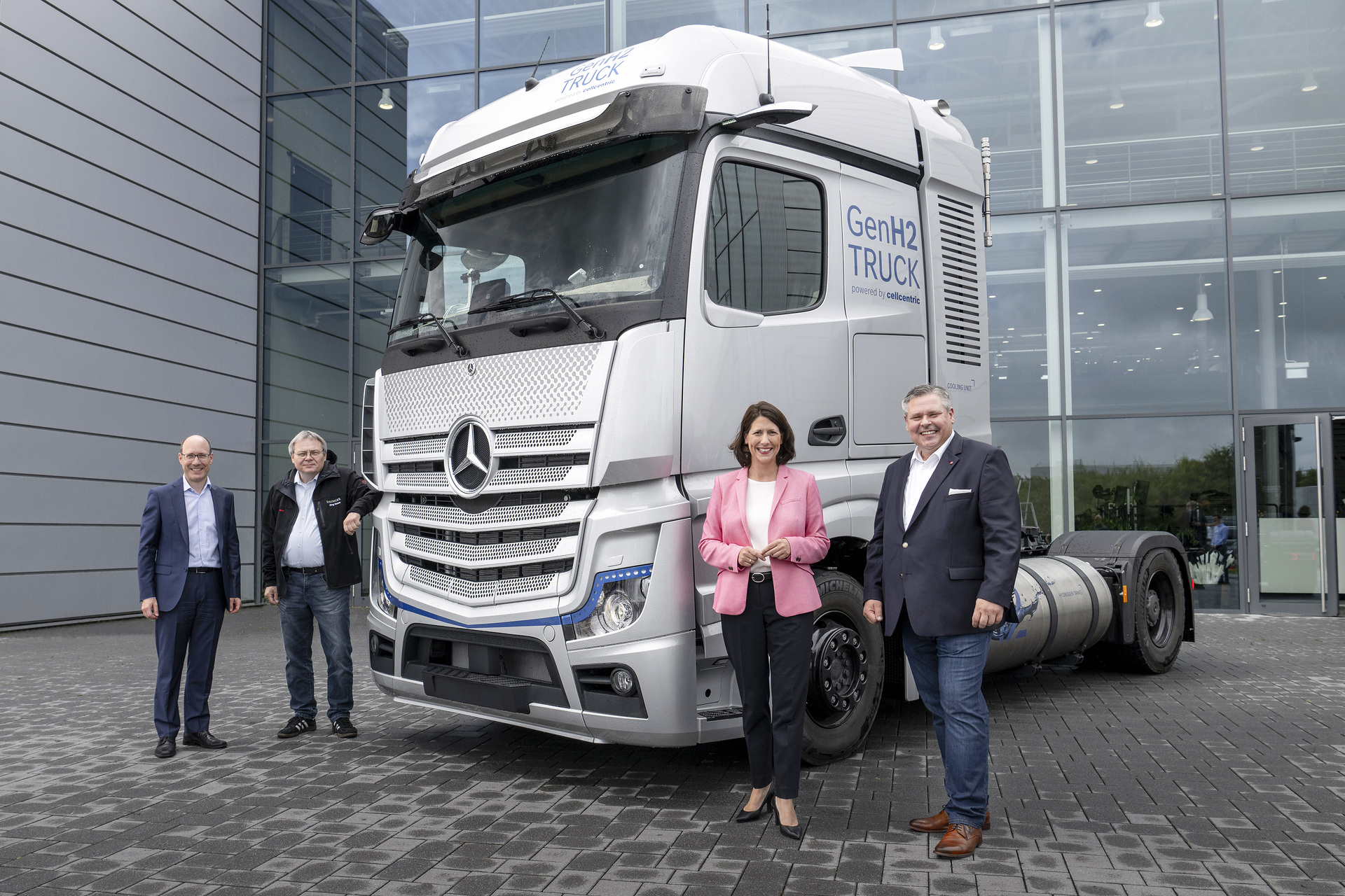 (v.l.n.r.) Nikolas Iwan, CEO H2 MOBILITY DEUTSCHLAND; Jörg Howe, Head of Global Communications Daimler Truck; Daniela Schmitt, Ministerin für Wirtschaft, Verkehr, Landwirtschaft und Weinbau in Rheinland-Pfalz; Dr. Christof Weber, Leiter Fahrzeugvalidierung Mercedes-Benz Trucks. Entwicklungsmeilenstein erreicht: Daimler Truck testet Brennstoffzellen-Lkw mit Flüssigwasserstoff