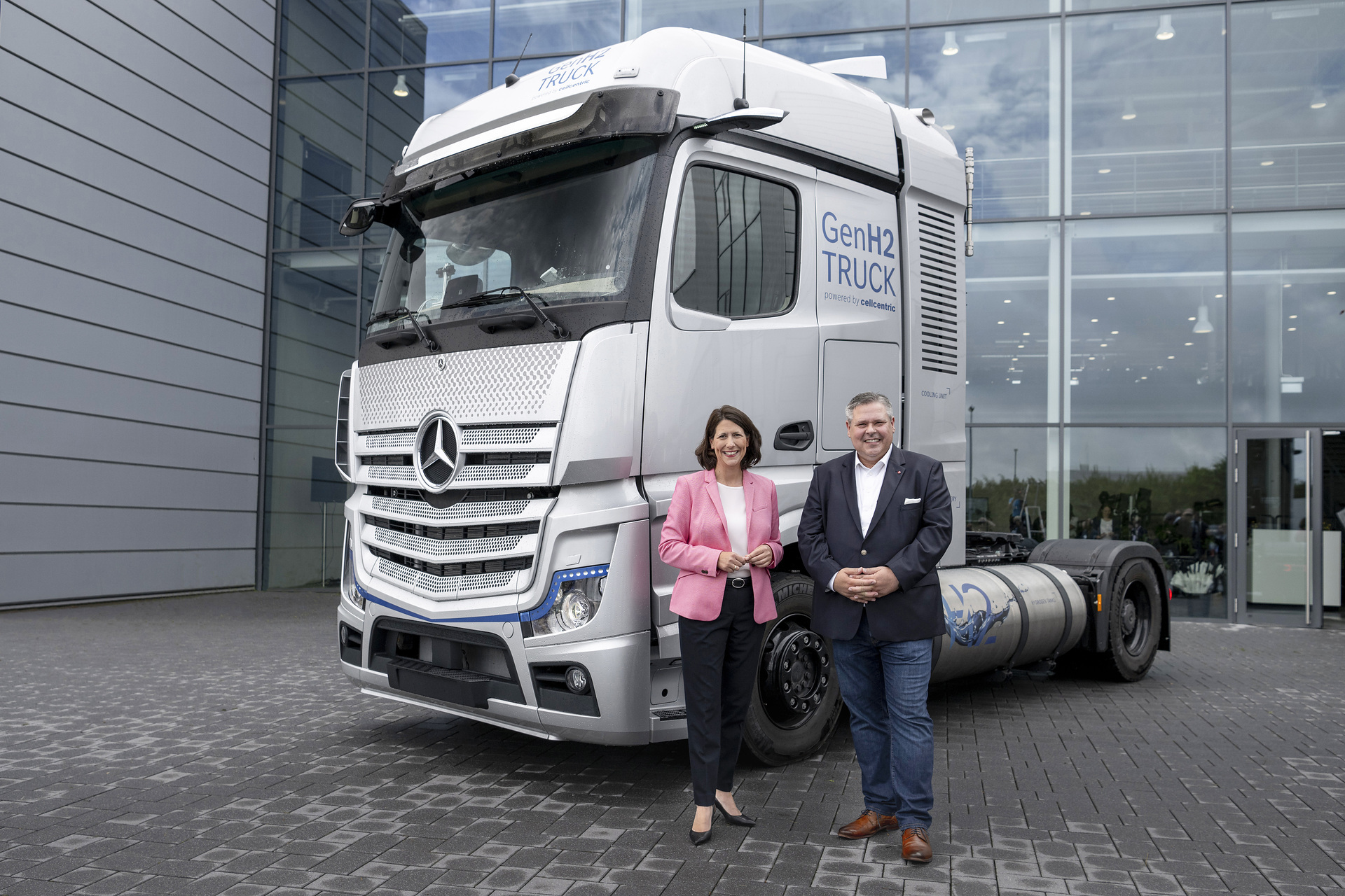 Daniela Schmitt, Ministerin für Wirtschaft, Verkehr, Landwirtschaft und Weinbau in Rheinland-Pfalz; Dr. Christof Weber, Leiter Fahrzeugvalidierung Mercedes-Benz Trucks. Entwicklungsmeilenstein erreicht: Daimler Truck testet Brennstoffzellen-Lkw mit Flüssigwasserstoff