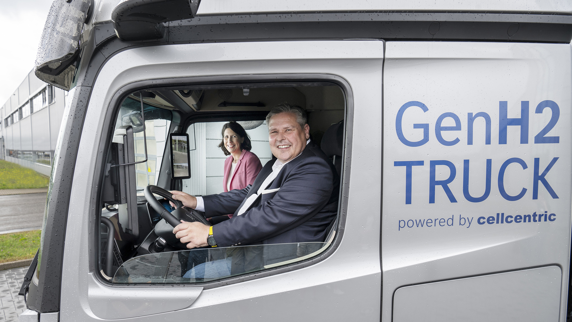 Daniela Schmitt, Ministerin für Wirtschaft, Verkehr, Landwirtschaft und Weinbau in Rheinland-Pfalz; Dr. Christof Weber, Leiter Fahrzeugvalidierung Mercedes-Benz Trucks. Entwicklungsmeilenstein erreicht: Daimler Truck testet Brennstoffzellen-Lkw mit Flüssigwasserstoff