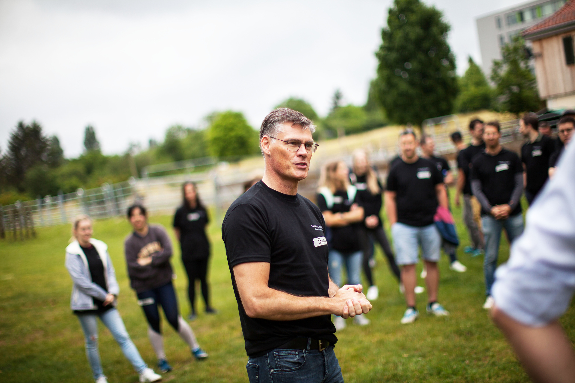 Daimler Truck Financial Services CEO Stephan Unger bei Renovierungsarbeiten auf dem Stadtteilbauernhof Bad Cannstatt im Rahmen der Sozial- und Nachhaltigkeitsinitiative "TeamUp4Good". Beschäftigte von Daimler Truck Financial Services renovieren Stadtteilbauernhof in Stuttgart