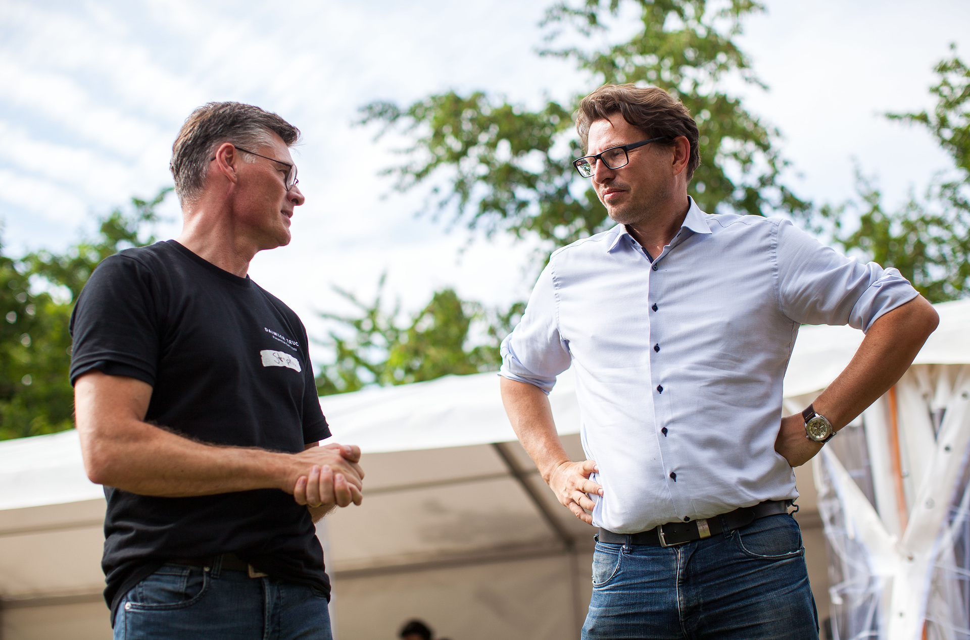 Renovierungsarbeiten auf dem Stadtteilbauernhof Bad Cannstatt im Rahmen der Sozial- und Nachhaltigkeitsinitiative "TeamUp4Good": Daimler Truck Financial Services CEO Stephan Unger im Gespräch mit Tim Velinsky, Geschäftsführer des Stadtteilbauernhofs. Beschäftigte von Daimler Truck Financial Services renovieren Stadtteilbauernhof in Stuttgart