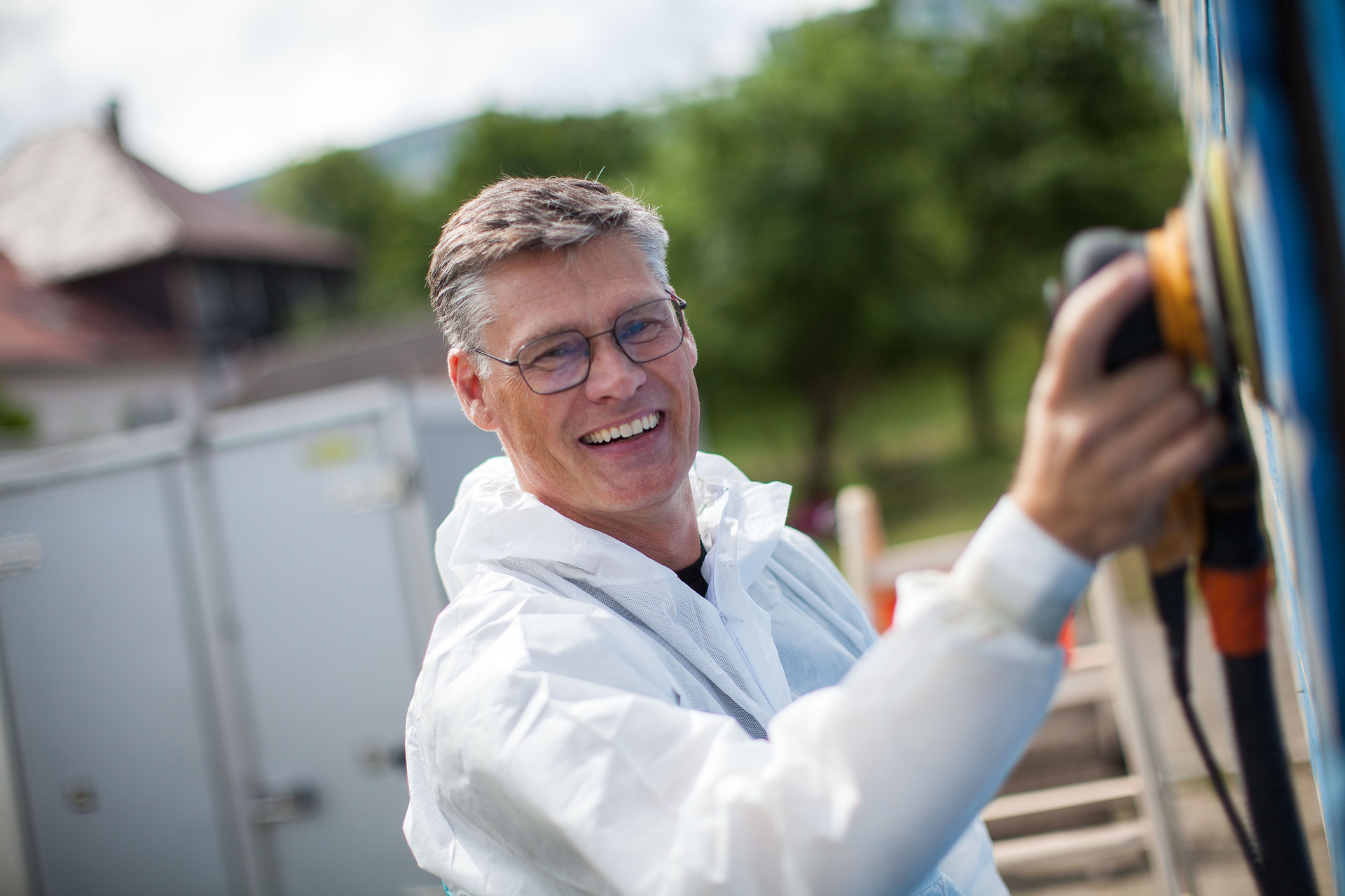 Daimler Truck Financial Services CEO Stephan Unger bei Renovierungsarbeiten auf dem Stadtteilbauernhof Bad Cannstatt im Rahmen der Sozial- und Nachhaltigkeitsinitiative "TeamUp4Good". Beschäftigte von Daimler Truck Financial Services renovieren Stadtteilbauernhof in Stuttgart