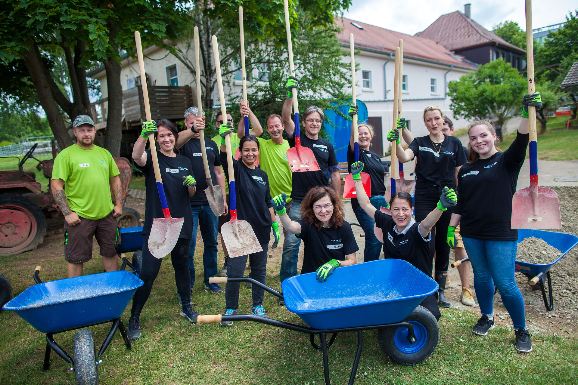 Mitarbeitende von Daimler Truck Financial Services bei Renovierungsarbeiten auf dem Stadtteilbauernhof Bad Cannstatt im Rahmen der Sozial- und Nachhaltigkeitsinitiative "TeamUp4Good". Beschäftigte von Daimler Truck Financial Services renovieren Stadtteilbauernhof in Stuttgart