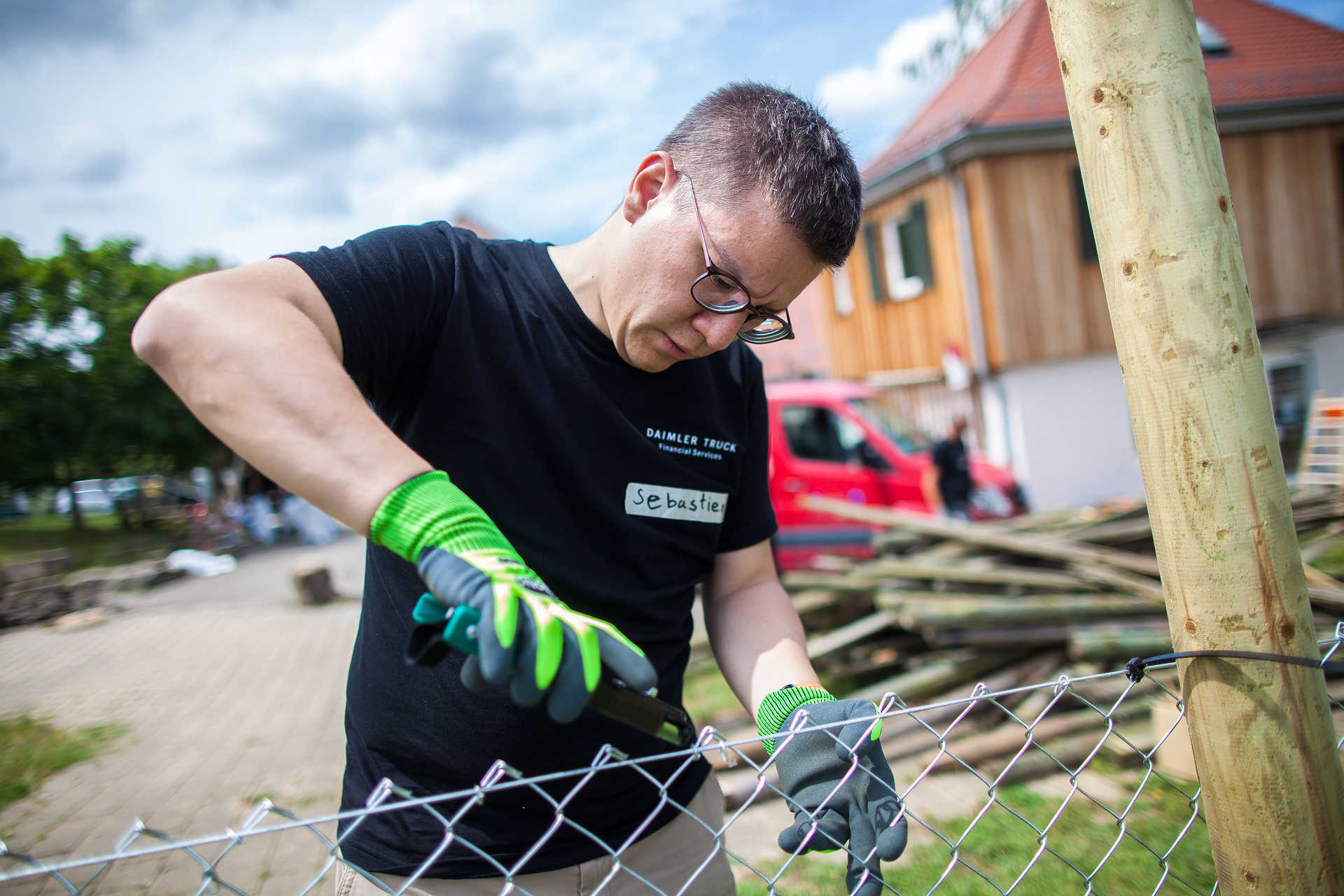 Mitarbeiter von Daimler Truck Financial Services bei Renovierungsarbeiten auf dem Stadtteilbauernhof Bad Cannstatt im Rahmen der Sozial- und Nachhaltigkeitsinitiative "TeamUp4Good". Beschäftigte von Daimler Truck Financial Services renovieren Stadtteilbauernhof in Stuttgart