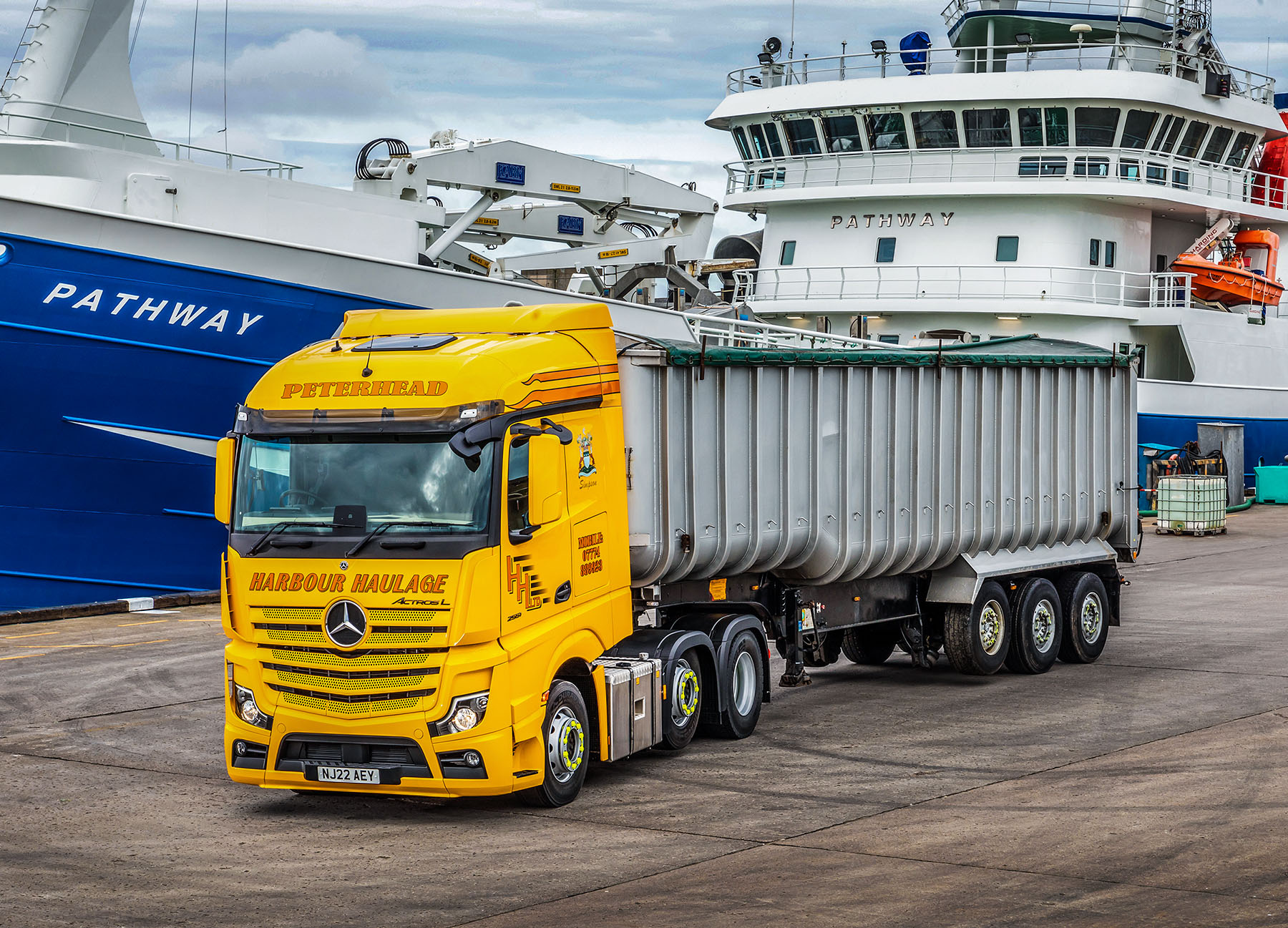 „Harbour Haulage“ hat mit dem neuen Mercedes-Benz Actros L einen guten Fang gemacht „Harbour Haulage“ hat mit dem neuen Mercedes-Benz Actros L einen guten Fang gemacht