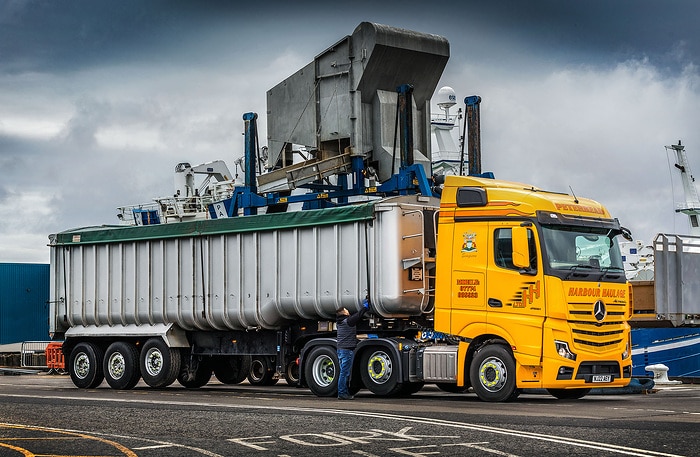 „Harbour Haulage“ hat mit dem neuen Mercedes-Benz Actros L einen guten Fang gemacht