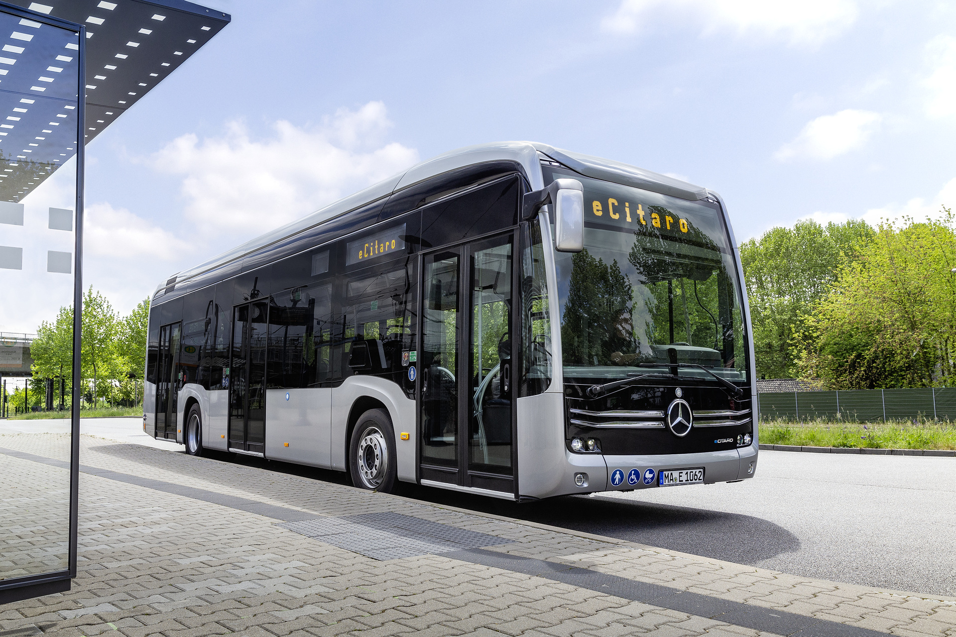 Mercedes-Benz eCitaro mit vollelektrischem Antrieb, Exterieur, anthrazit metallic, 2 x elektrischer Radnabenmotor, 2 x 125 kW, 2 x 485 Nm, LED-Scheinwerfer, Länge/Breite/Höhe: 12.135/2.550/3.400 mm, Beförderungskapazität: 1/80 Daimler Buses auf der 13. Elektrobus-Konferenz des Verbands Deutscher Verkehrsunternehmen (VDV) in Berlin präsent
